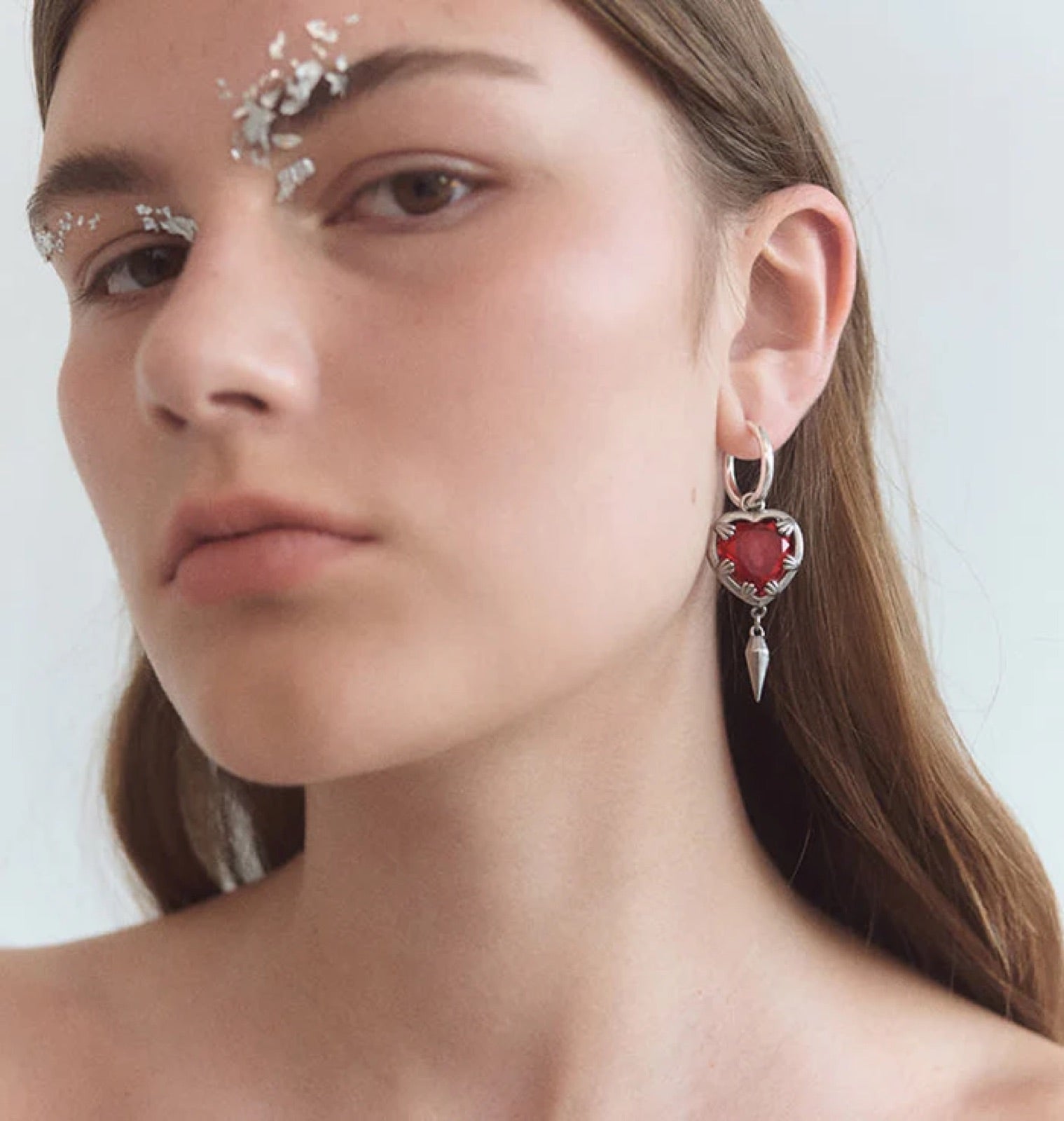 Claw heart big silver - BECCASIN STORE - Silver claw heart örhänge with red gemstone and decorative drop detail smycke.