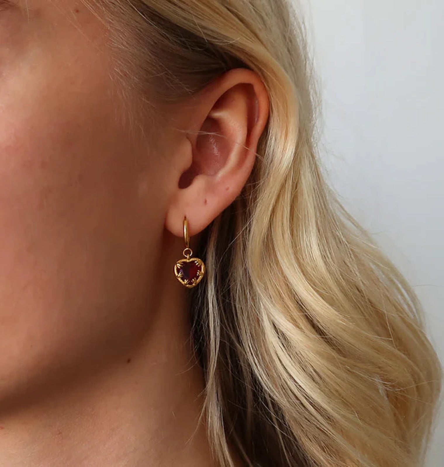 Claw heart red earrings gold