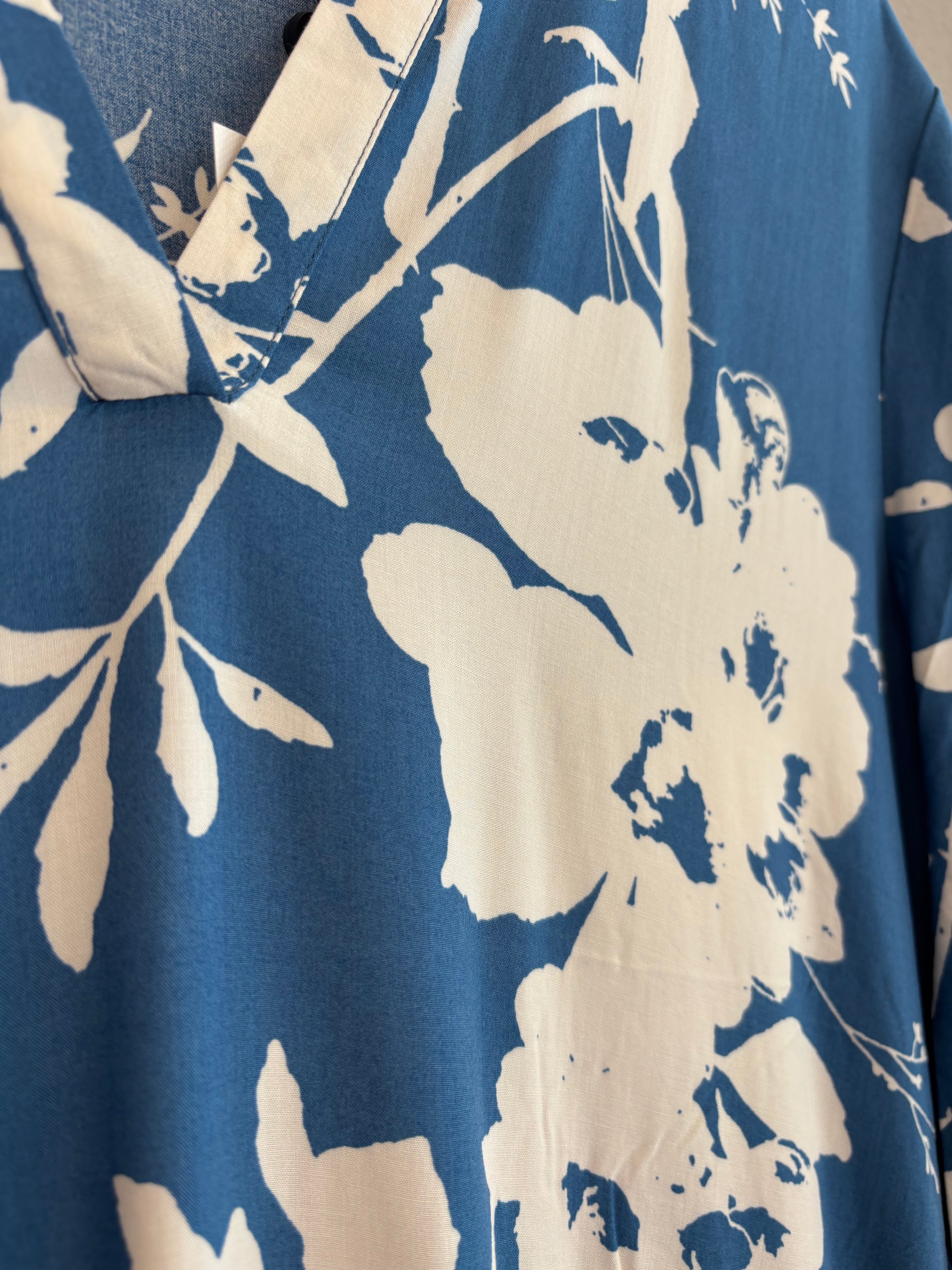 Eda Dress Vallarta Blue Flower Bouquet