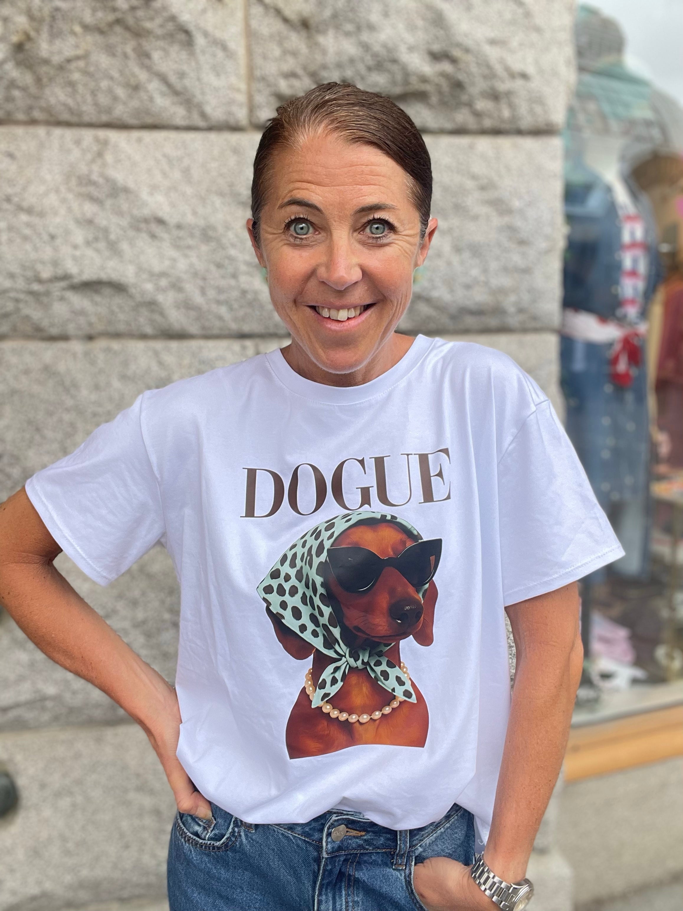 Fico C 100 Bella - White cotton topp tröja with dog graphic wearing sunglasses and pearl necklace, relaxed fit. - BECCASIN STORE