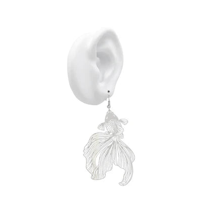Golfish Earrings Silver - BECCASIN STORE - Silver golfish-shaped earrings with intricate filigree details, lightweight smycke örhänge design.