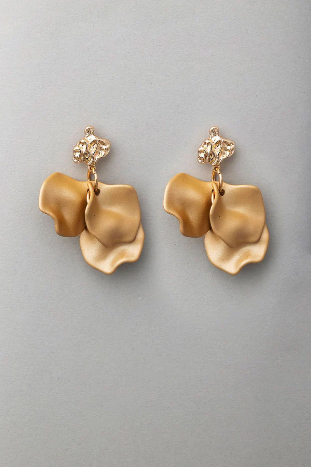 Hammered earrings short gold