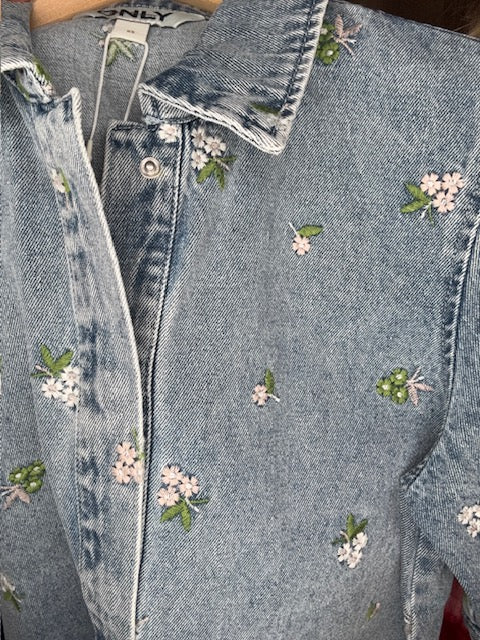 Onlvera Belle Short Sleeve Flower Dress Yor Light Blue Denim Flower Emb. Blommig jeans klänning med korta ärmar.