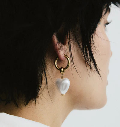 I Heart You Earrings Pearl Gold - BECCASIN STORE - Gold hoop örhänge with a white heart-shaped pearl smycke pendant.