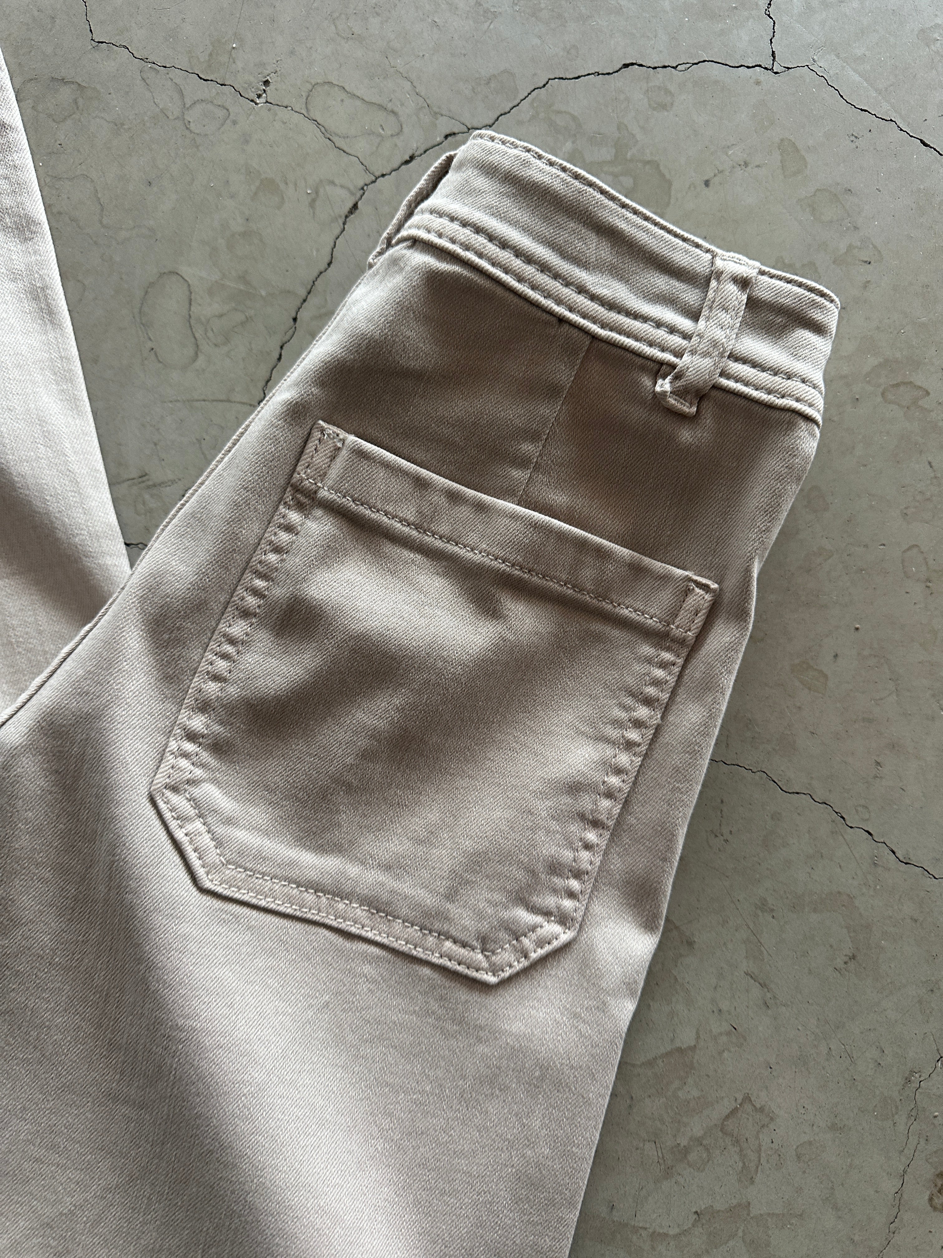 Jdyiris Stretch Hw Wide Pant Chateau Gray. Ljust gråa jeans med en rak passform och hög midja. 