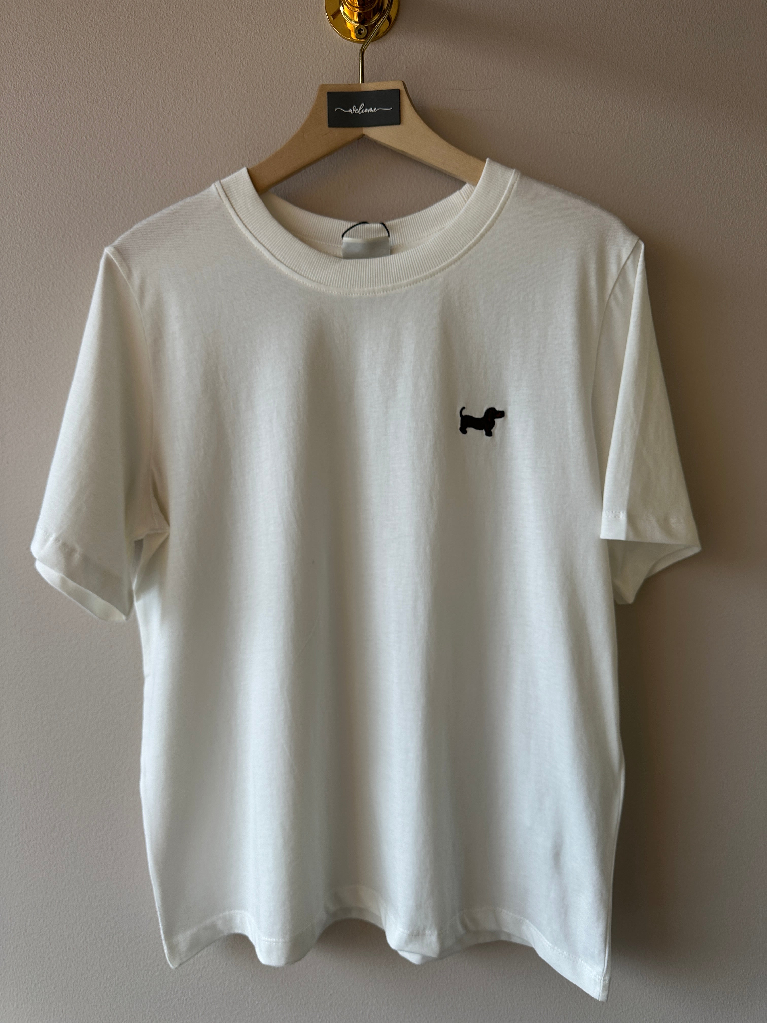 Vit bomulls t-shirt med en tax som motiv.