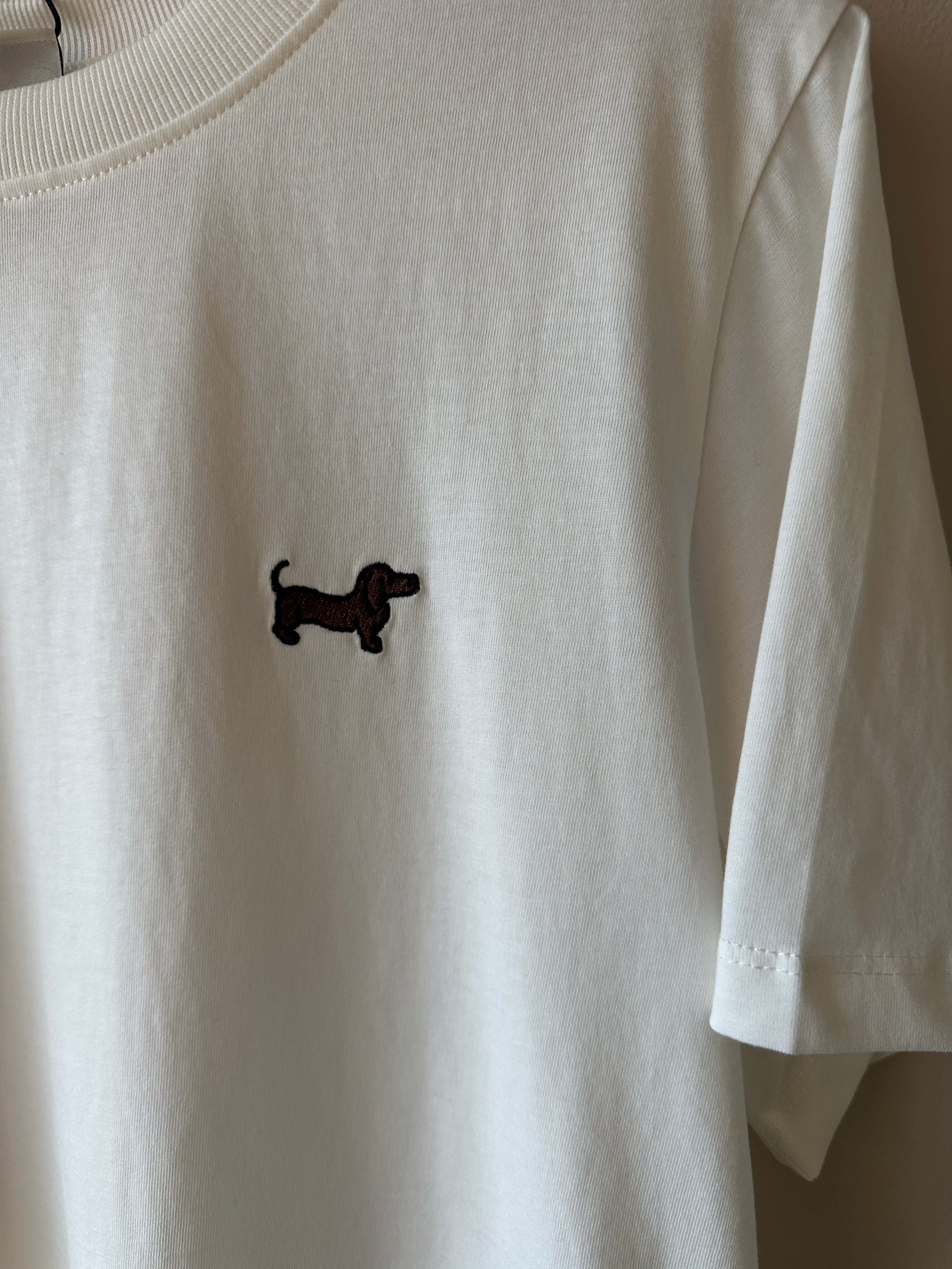 Vit bomulls t-shirt med en tax som motiv.