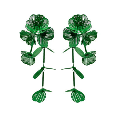 Jessica Earrings Green - BECCASIN STORE - Green floral dangle örhänge with intricate petal design and hanging smycke elements.