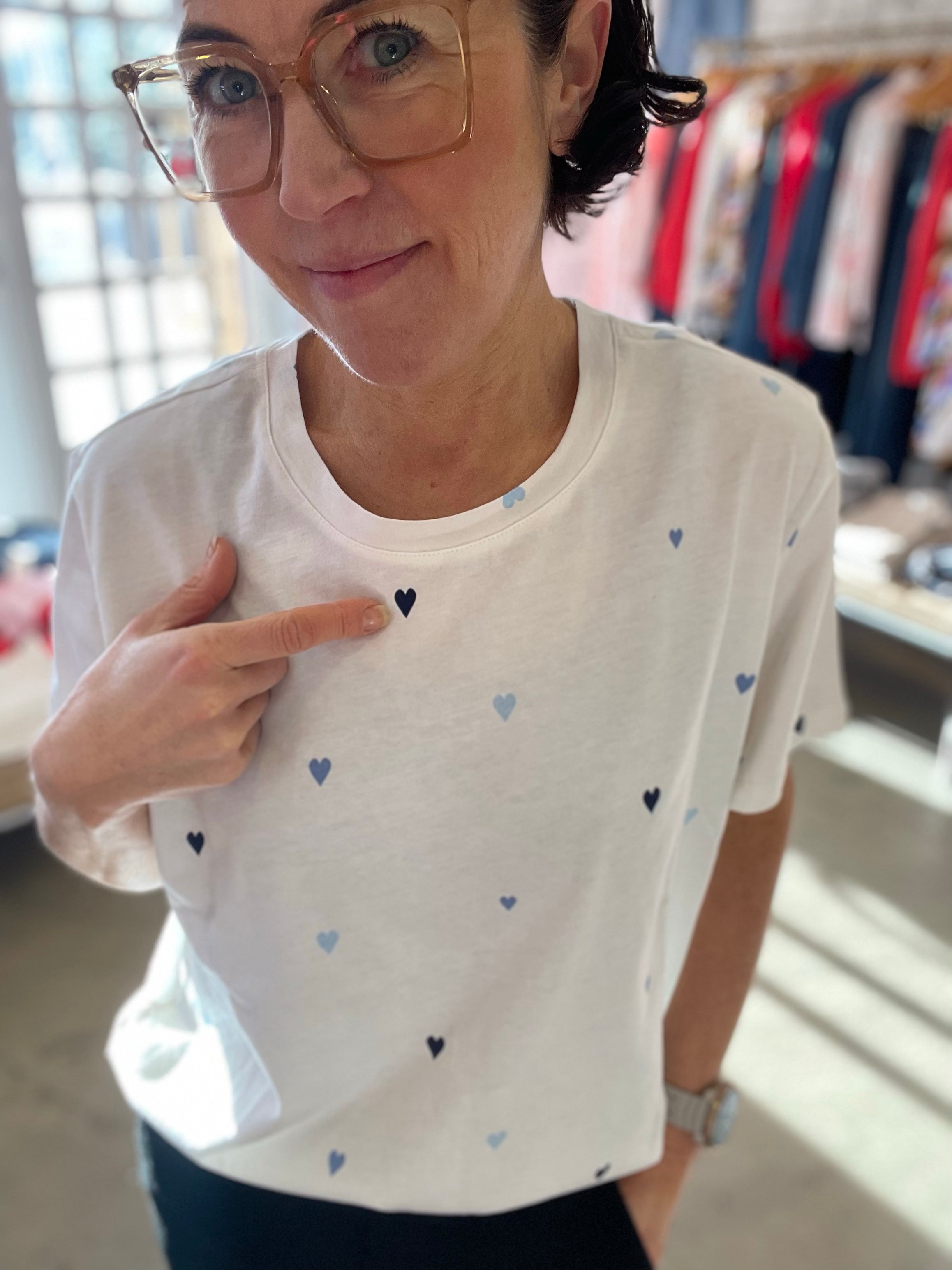 Johanna T-Shirt Ice Blue Multi Un Hearts - White short-sleeve tröja with small blue heart print and relaxed fit topp. - BECCASIN STORE