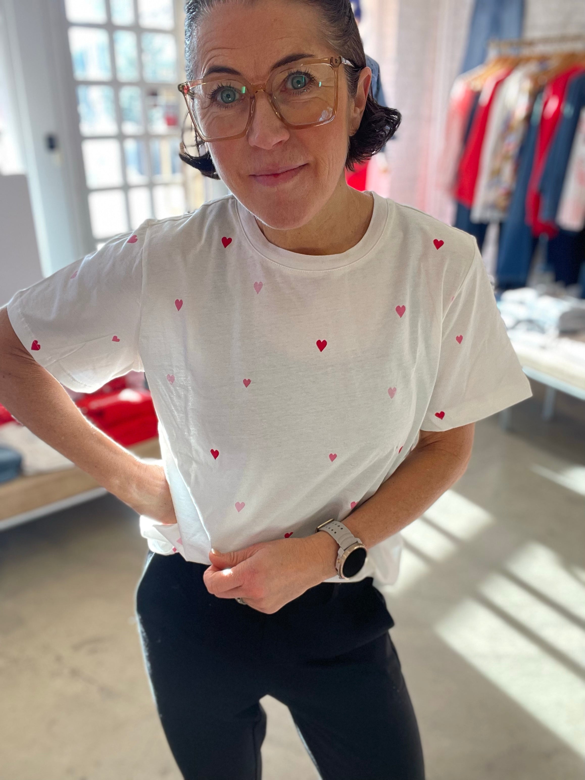 Johanna T-Shirt Ice Pink Multi Un Hearts - White cotton tröja with small red heart prints, short-sleeve topp in relaxed fit. - BECCASIN STORE