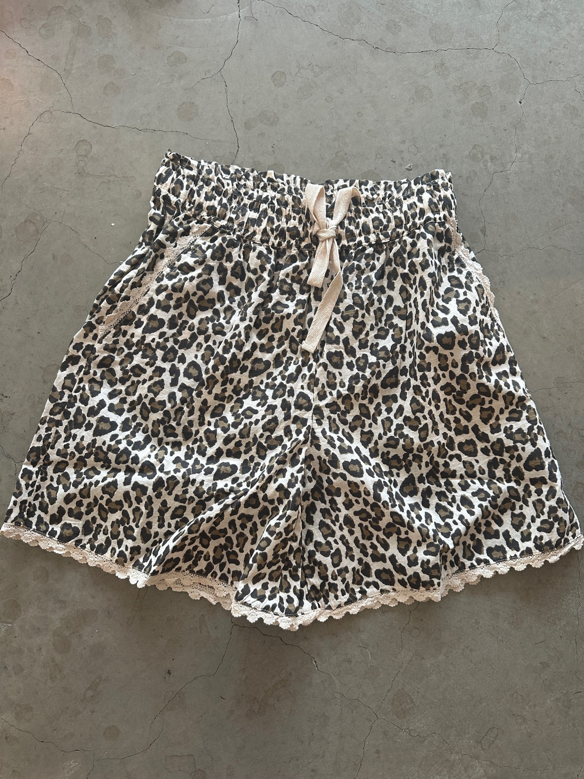 Kirbysz Shorts Creme Leopard Strokes