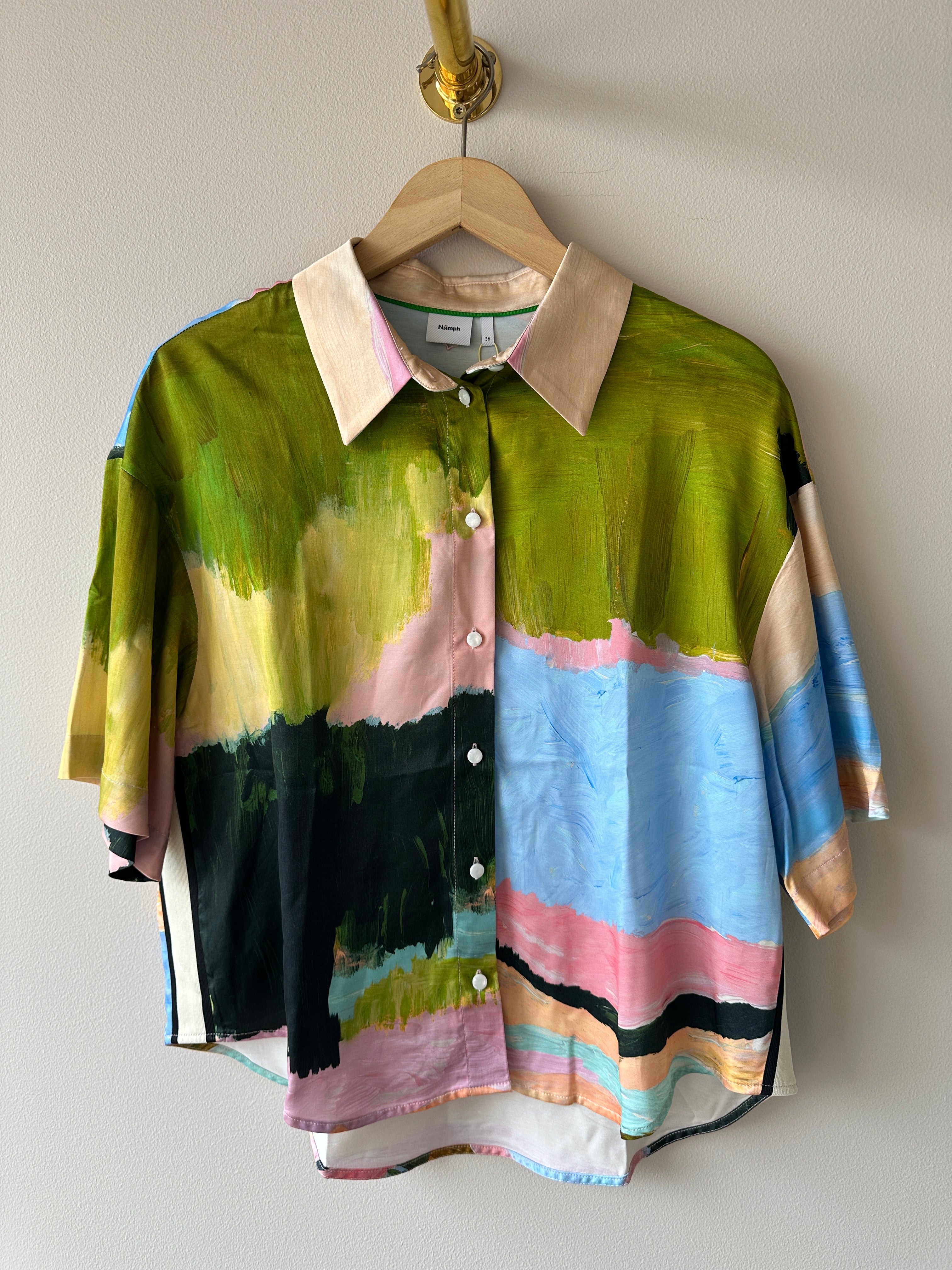 Skjorta i flertalet färger med kort ärm och knäppning framtill.&nbsp;