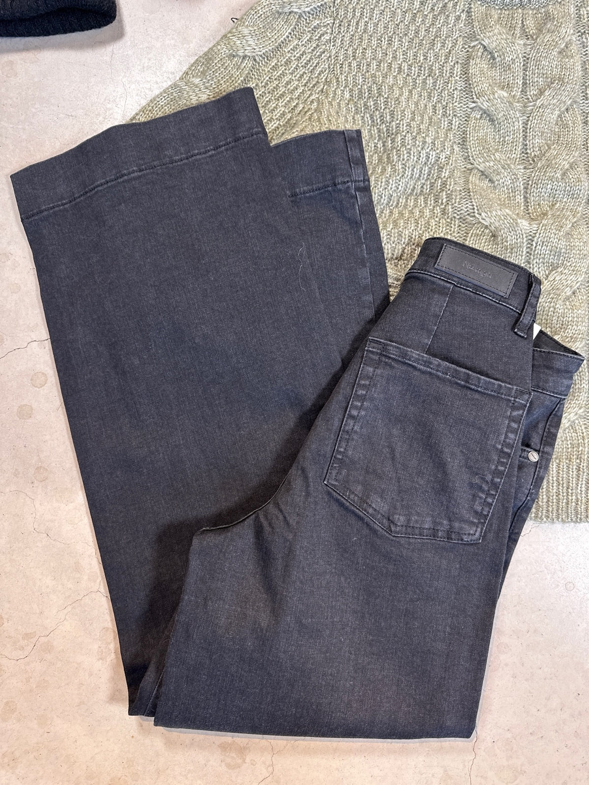 Nuparis Cropped Black Caviar