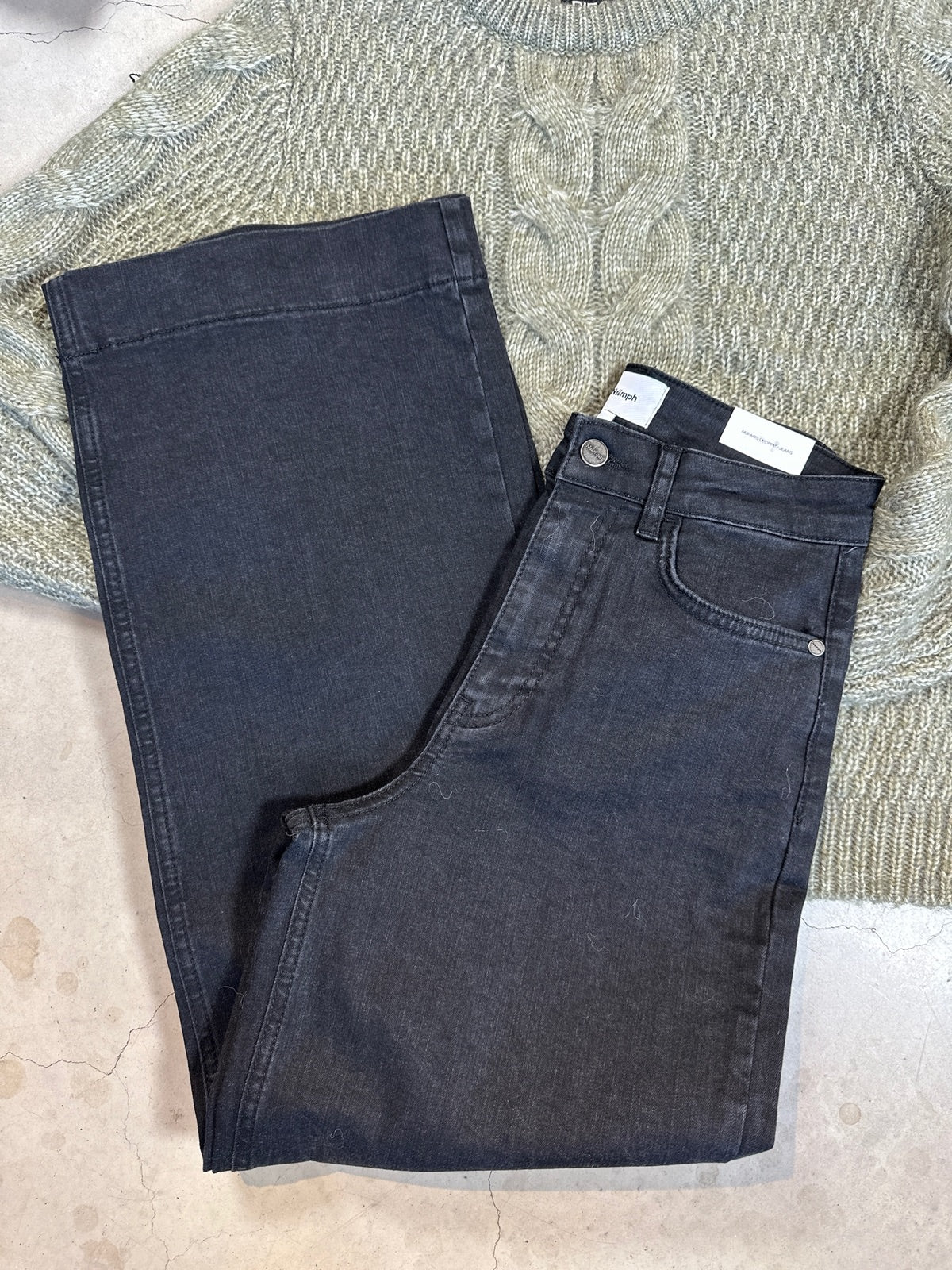 Nuparis Cropped Black Caviar