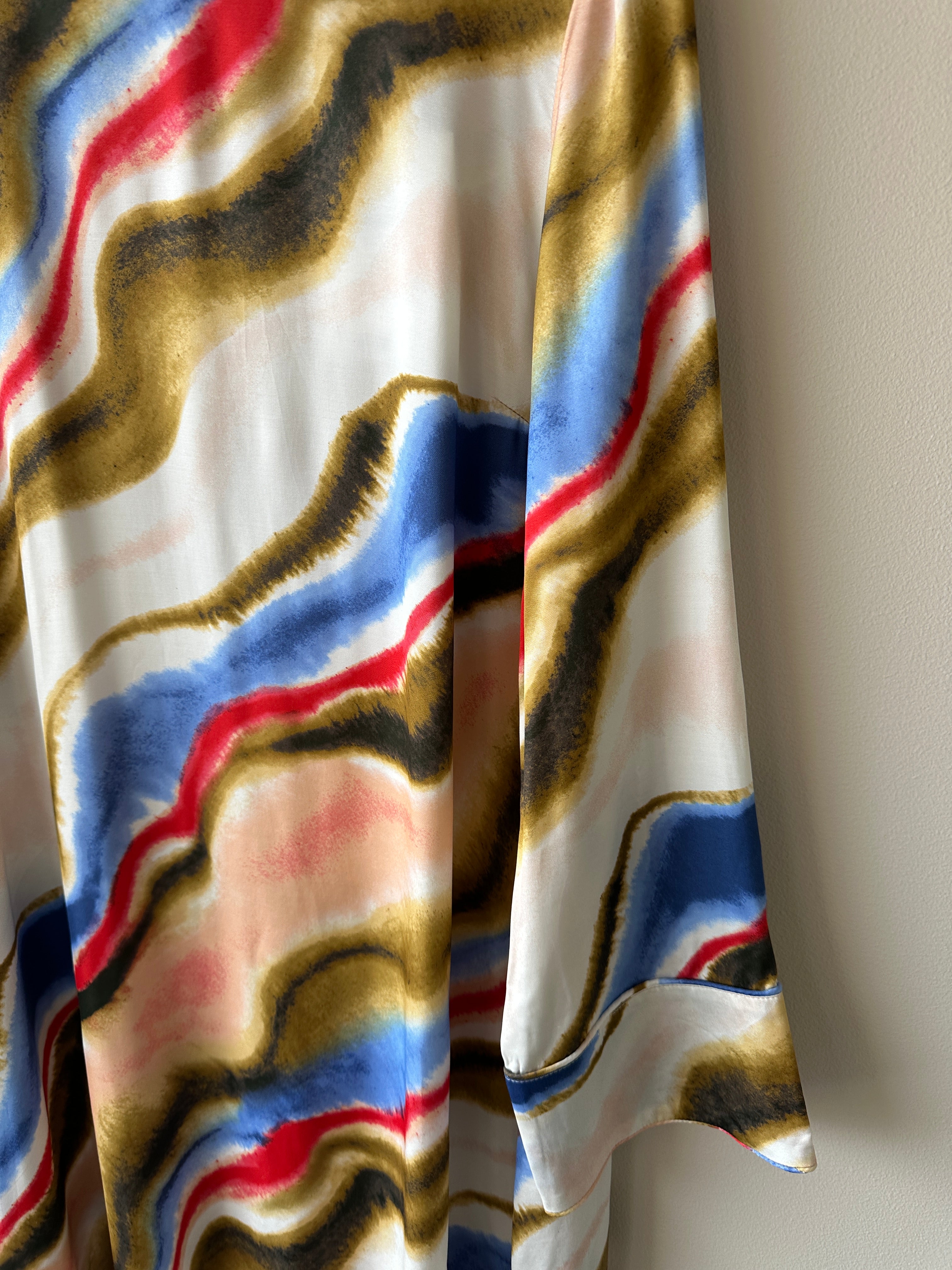 Flerfärgad härlig klänning. Klassiskt rundhalsad.