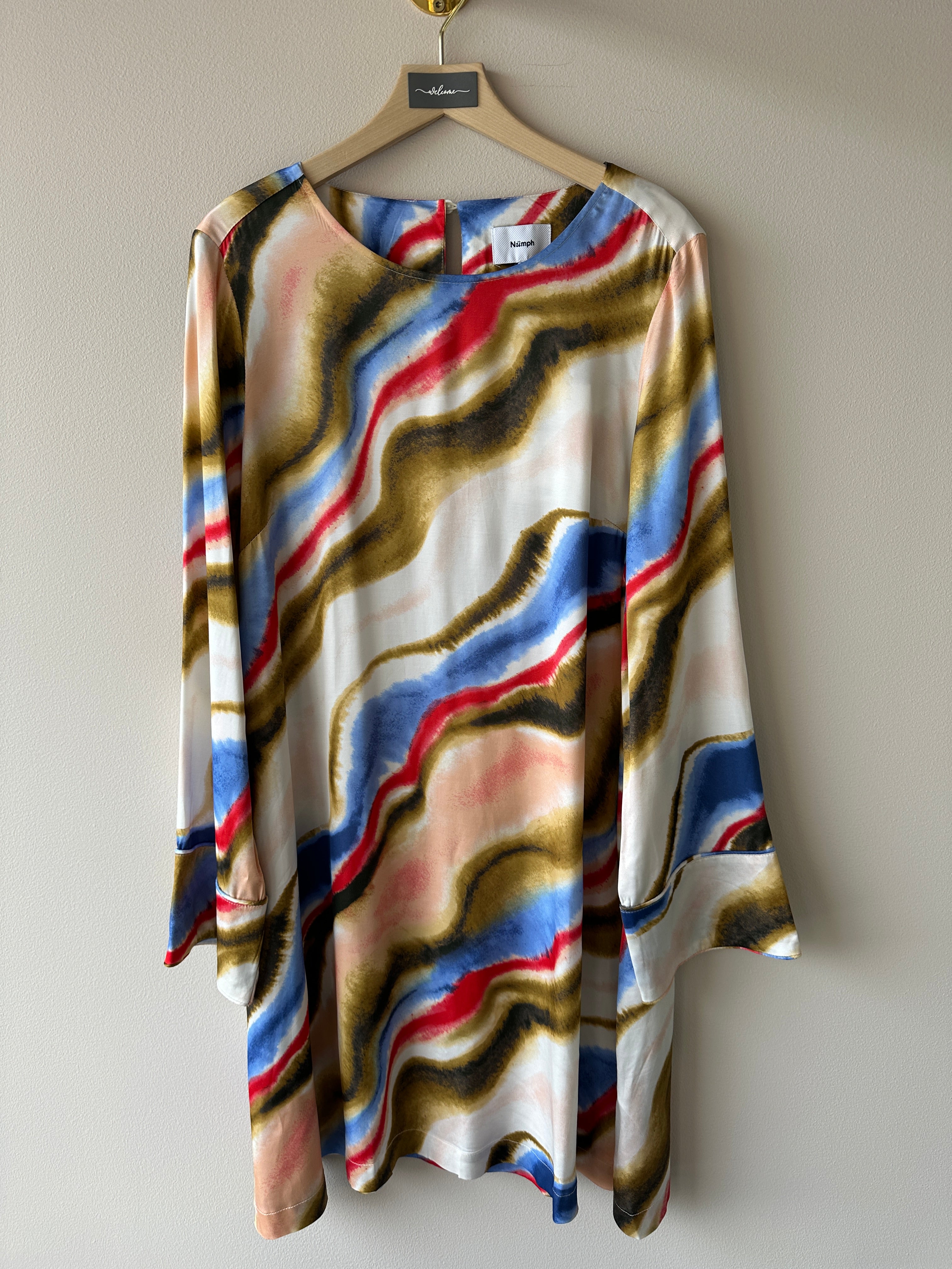 Flerfärgad härlig klänning. Klassiskt rundhalsad.