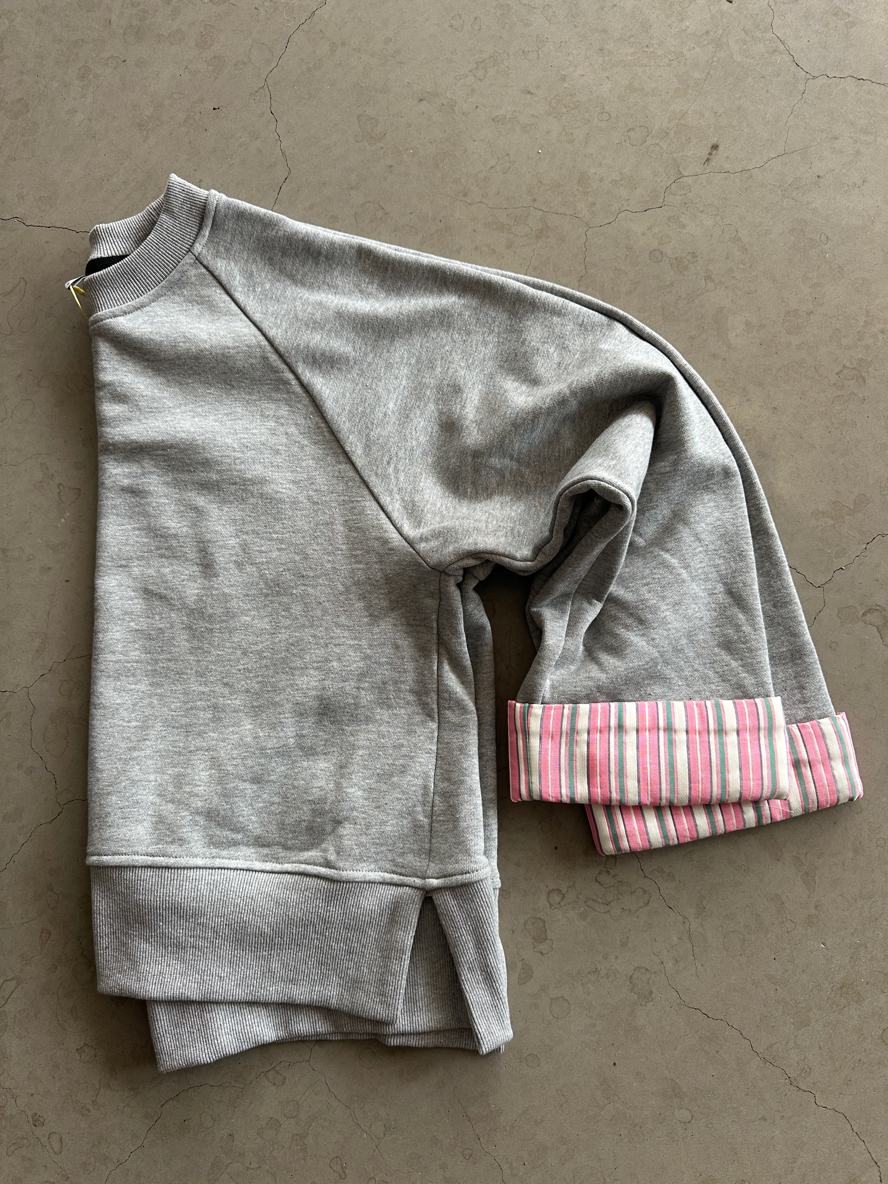 Nuzari Sweat Light Grey Mel. Ljust grå sweatshirt med rasa koch gröna detaljer på ärmarna. 