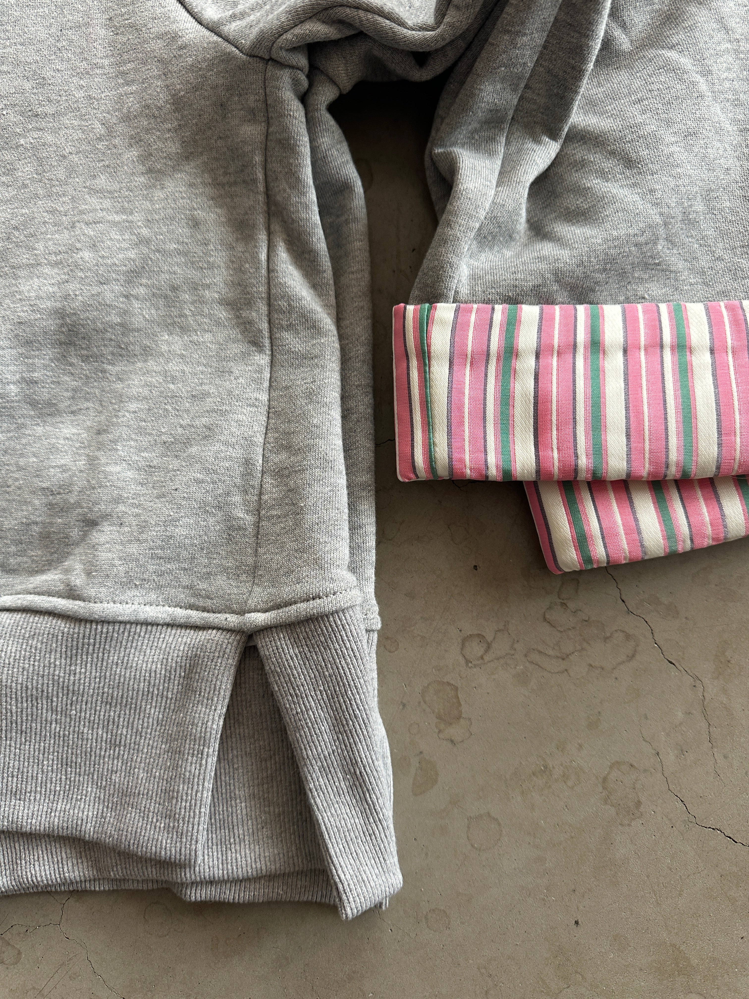 Nuzari Sweat Light Grey Mel. Ljust grå sweatshirt med rasa koch gröna detaljer på ärmarna. 