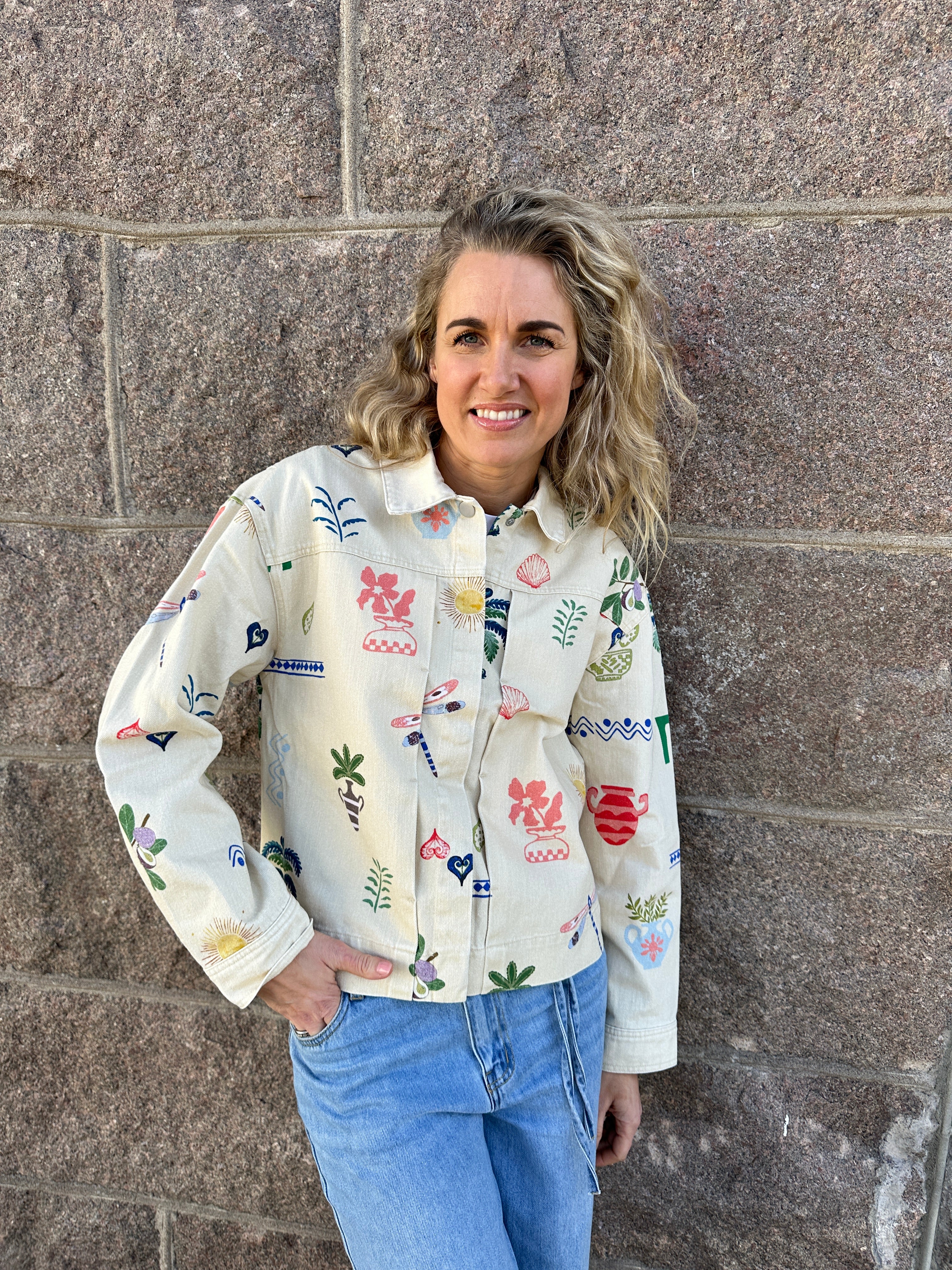 Vårjacka med tryck av olika färgglada motiv. 