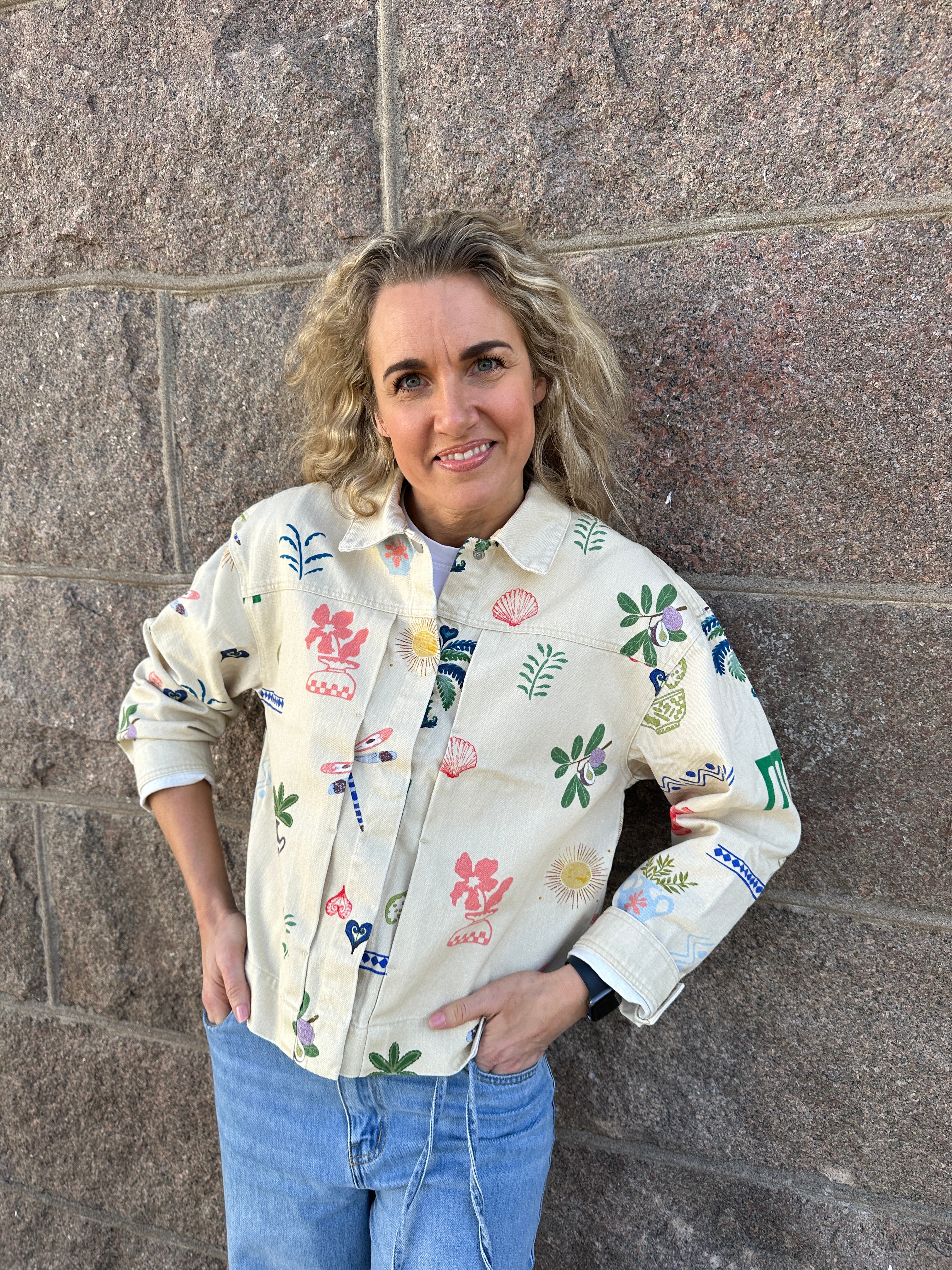 Vårjacka med tryck av olika färgglada motiv. 