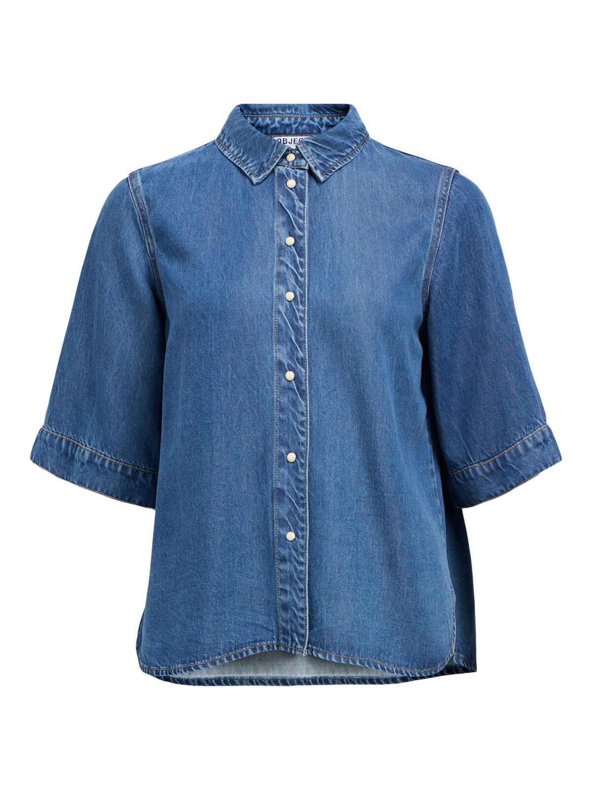 Produktbild framifrån av kortare mellanblå denimskjorta med klassisk krage, tryckknappar och halvlånga ärmar med uppvikta manschetter mot vit bakgrund.