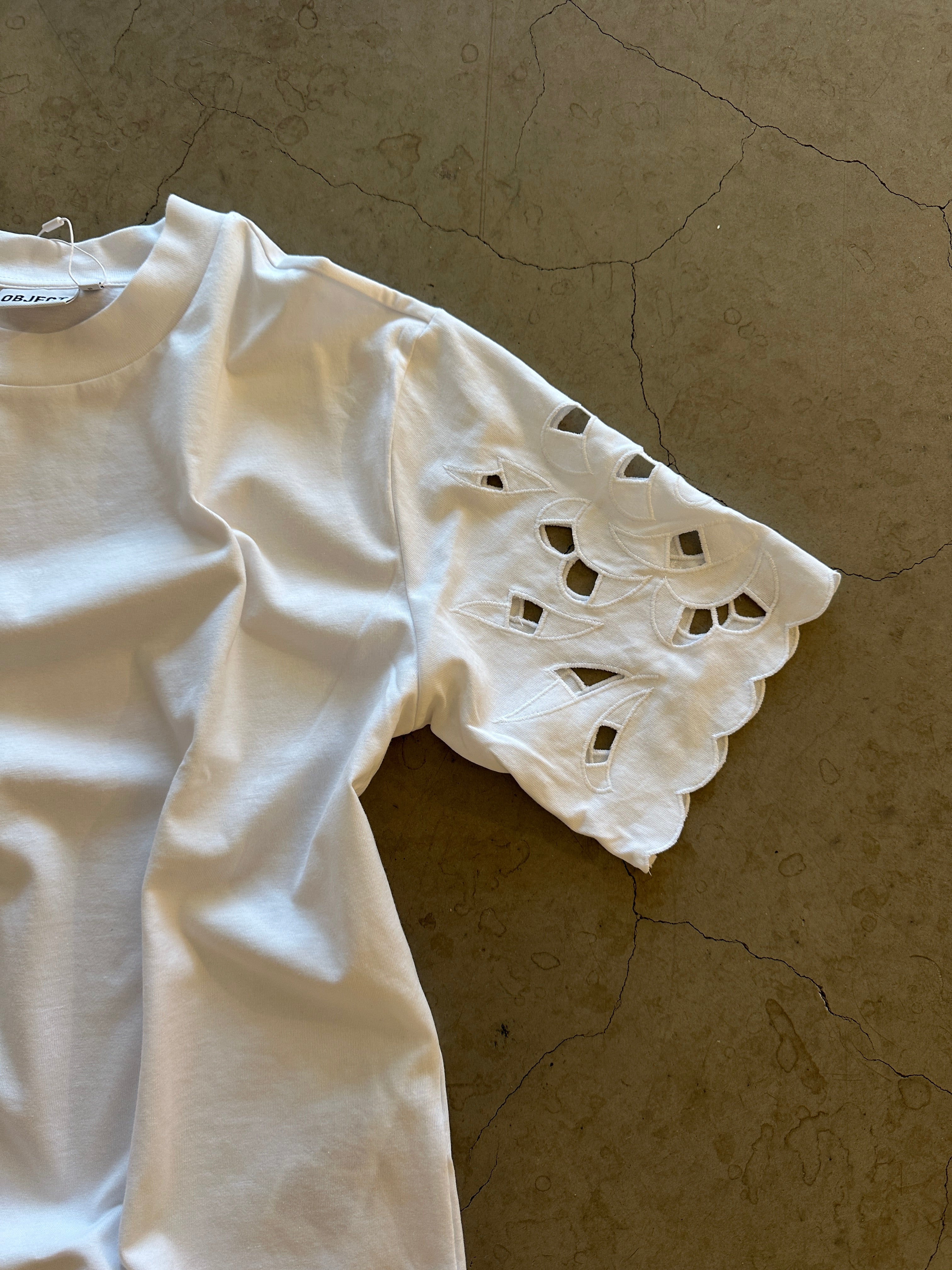 Objgima Short Sleeve Lo Emb T-Shirt Bright White Embroidery. Vit tröja med spets likande detaljer på ärmarna. 