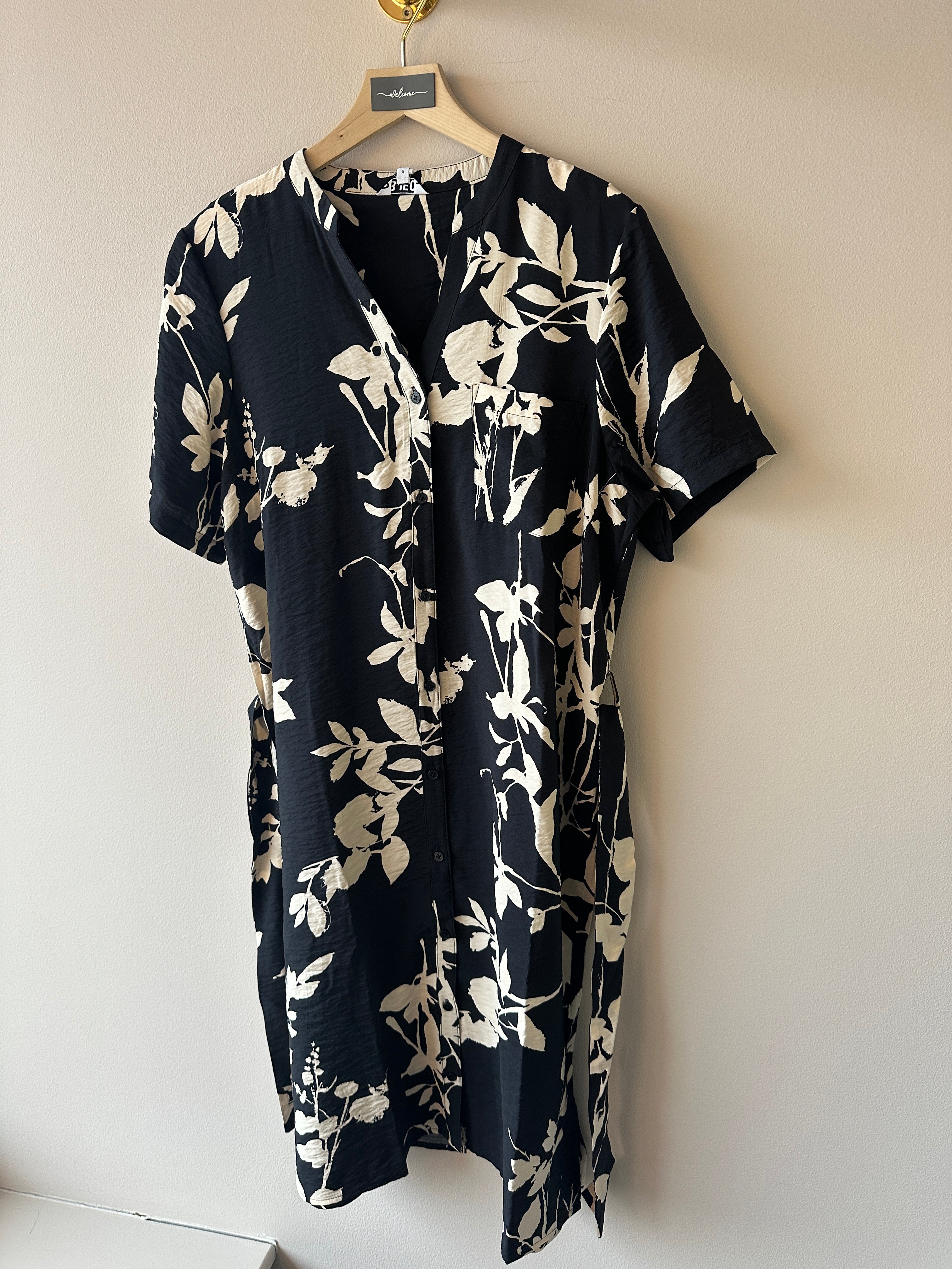 Objjacira Short Sleeve Shirt Dress Black Sandshell Simple Flower. Svart skjortklänning med vita blommor och skärp. 