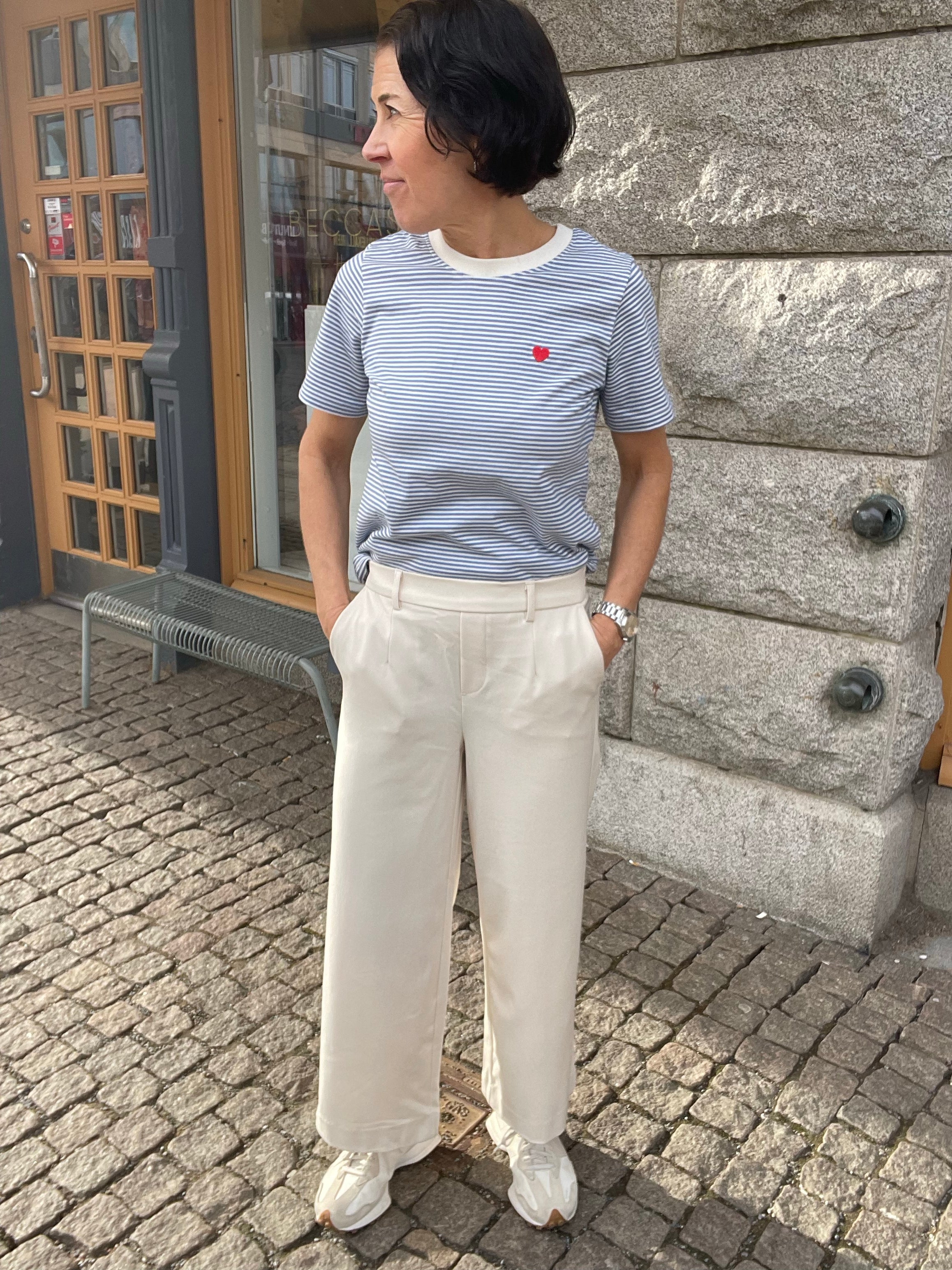 Culottebyxor med vida ben i en beige färg. Elastiskt midjeband baktill. 