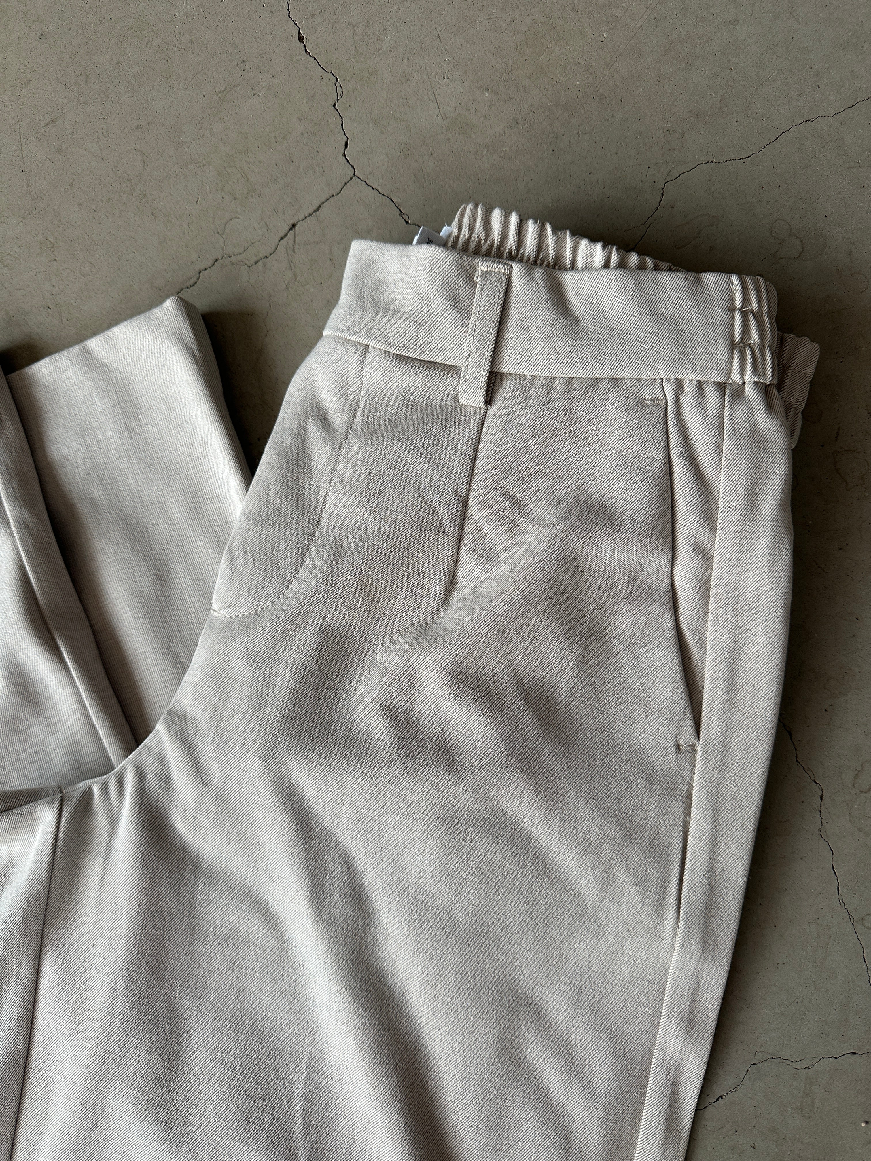 Objlisa Wide Pant Humus Melange. Beigea vida kostymbyxor med resor i ryggen