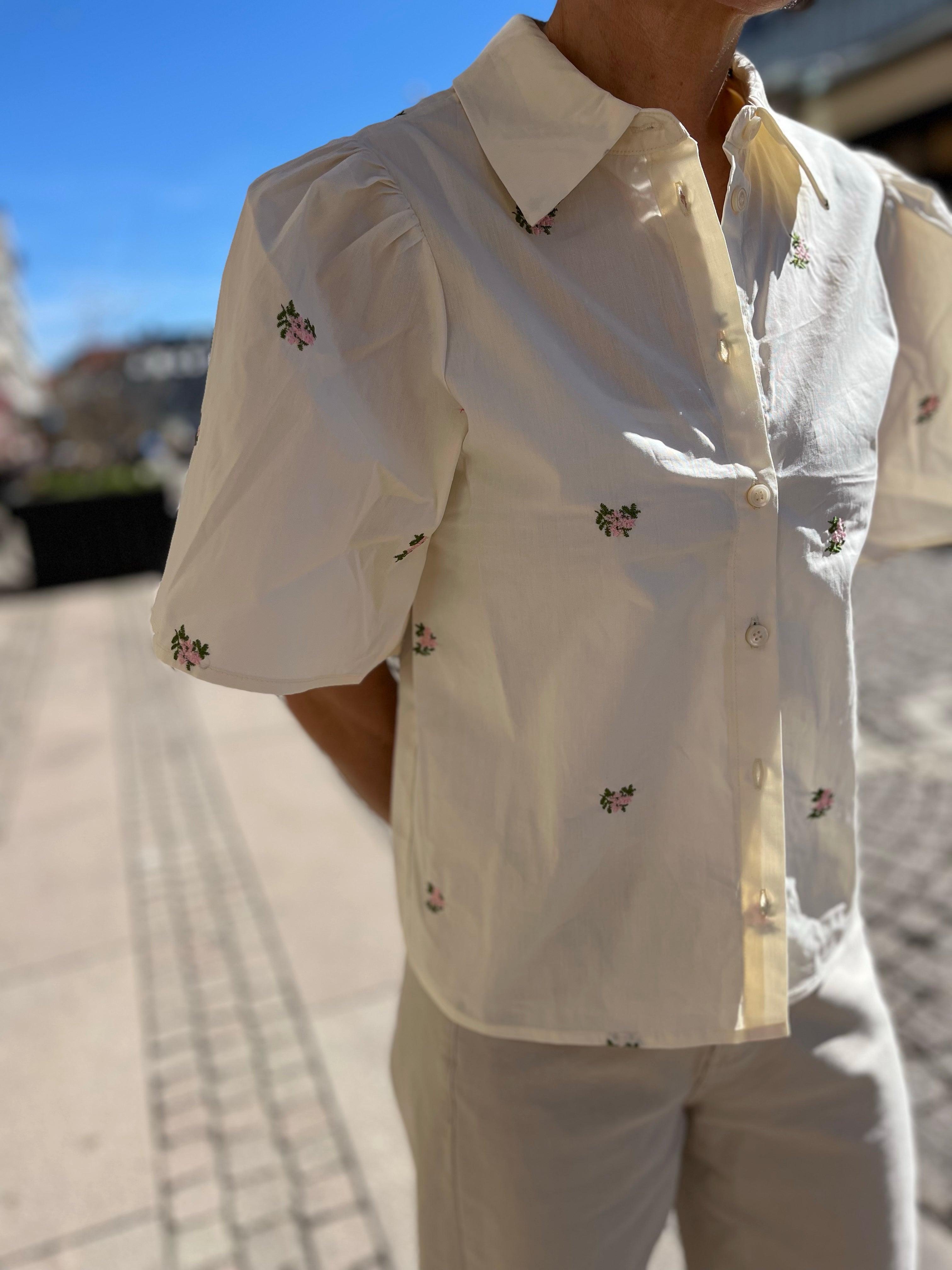 Objmolia Shirt Cloud Dancer emb Flower