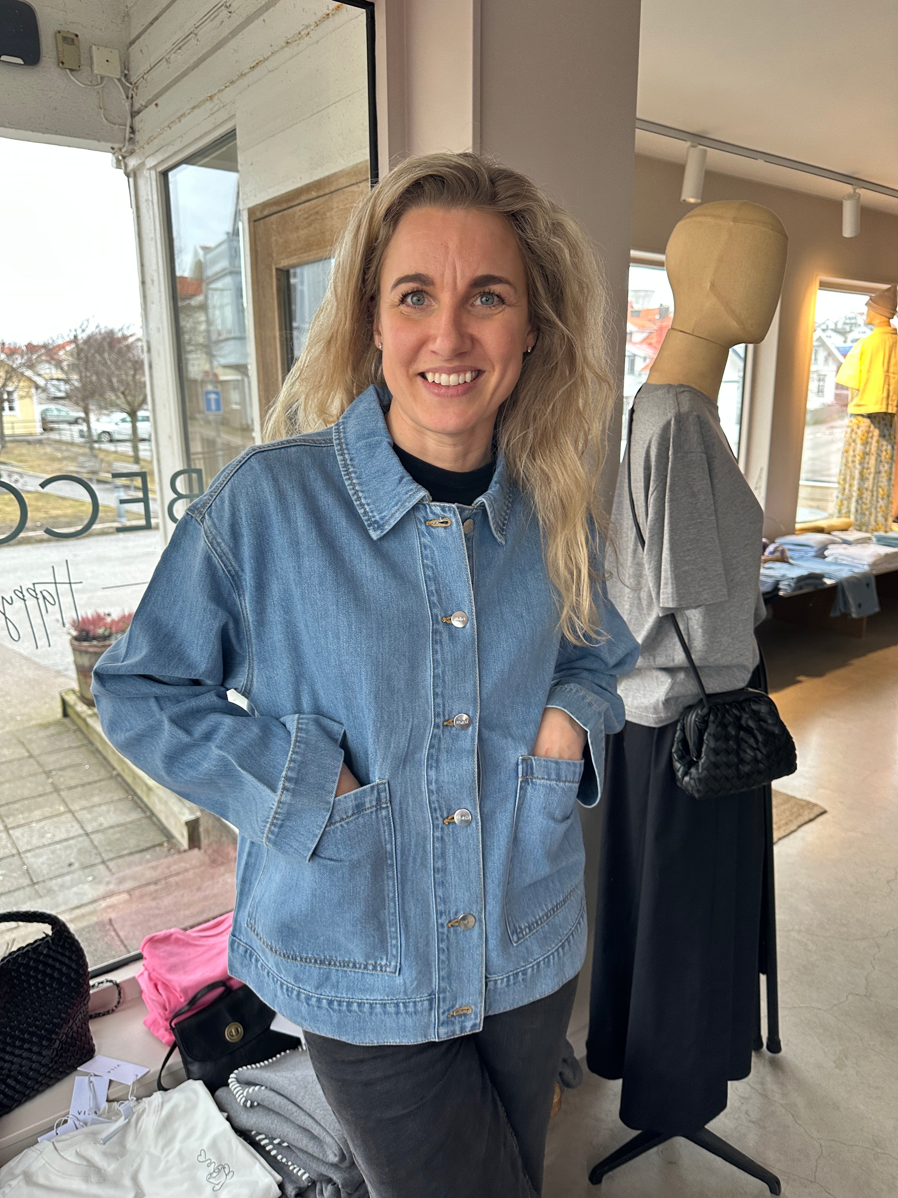 Objrosie Re Long Sleeve Overshirt Light Blue Denim. Blå jeans skjorta