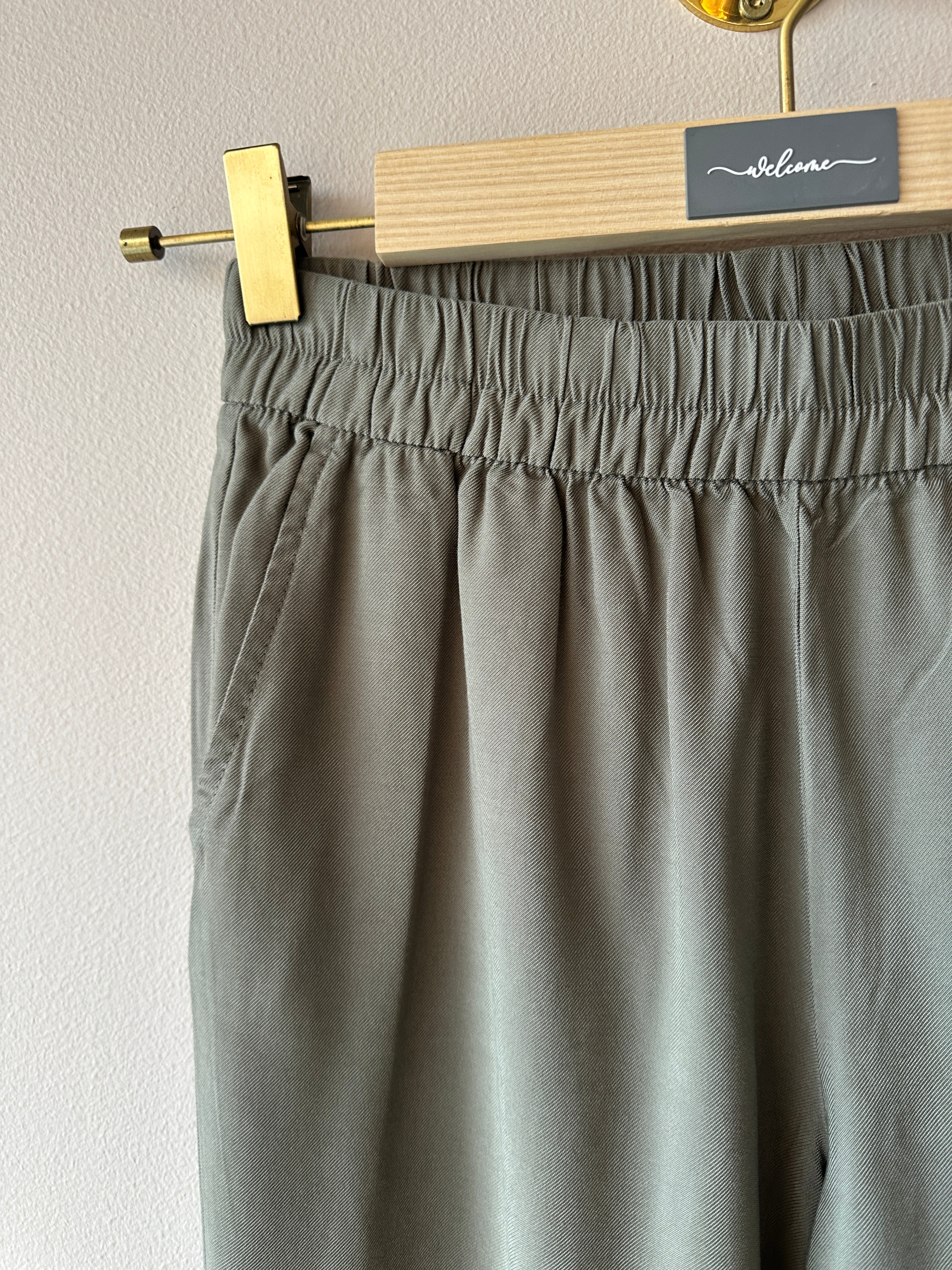 Oliv grön kostymbyxa i rak modell med resår in midjan.
