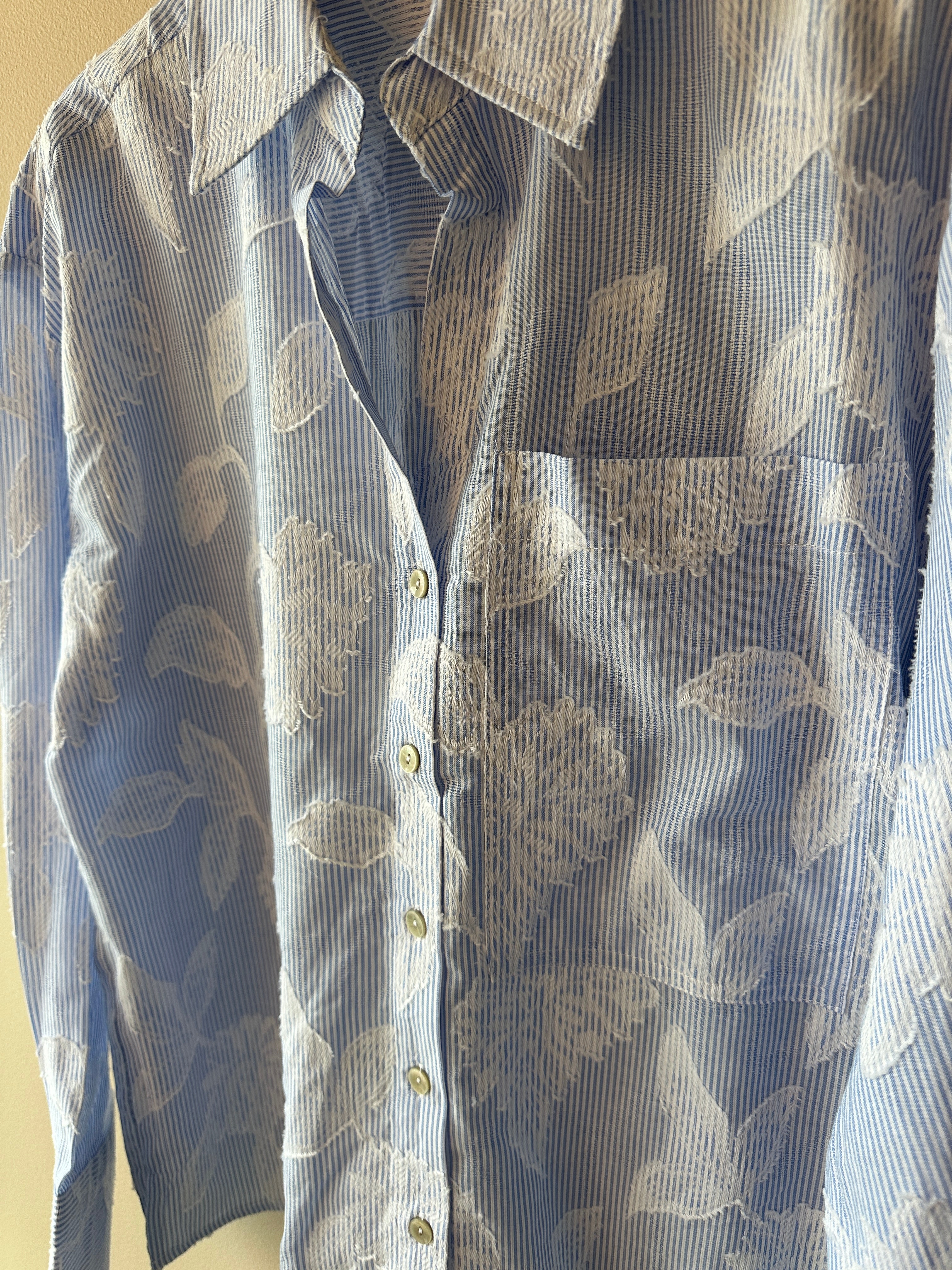 Onlastana Long Sleeve Shirt Blue Bonnet Bright White. Blå skjorta med vita blomdetaljer. 