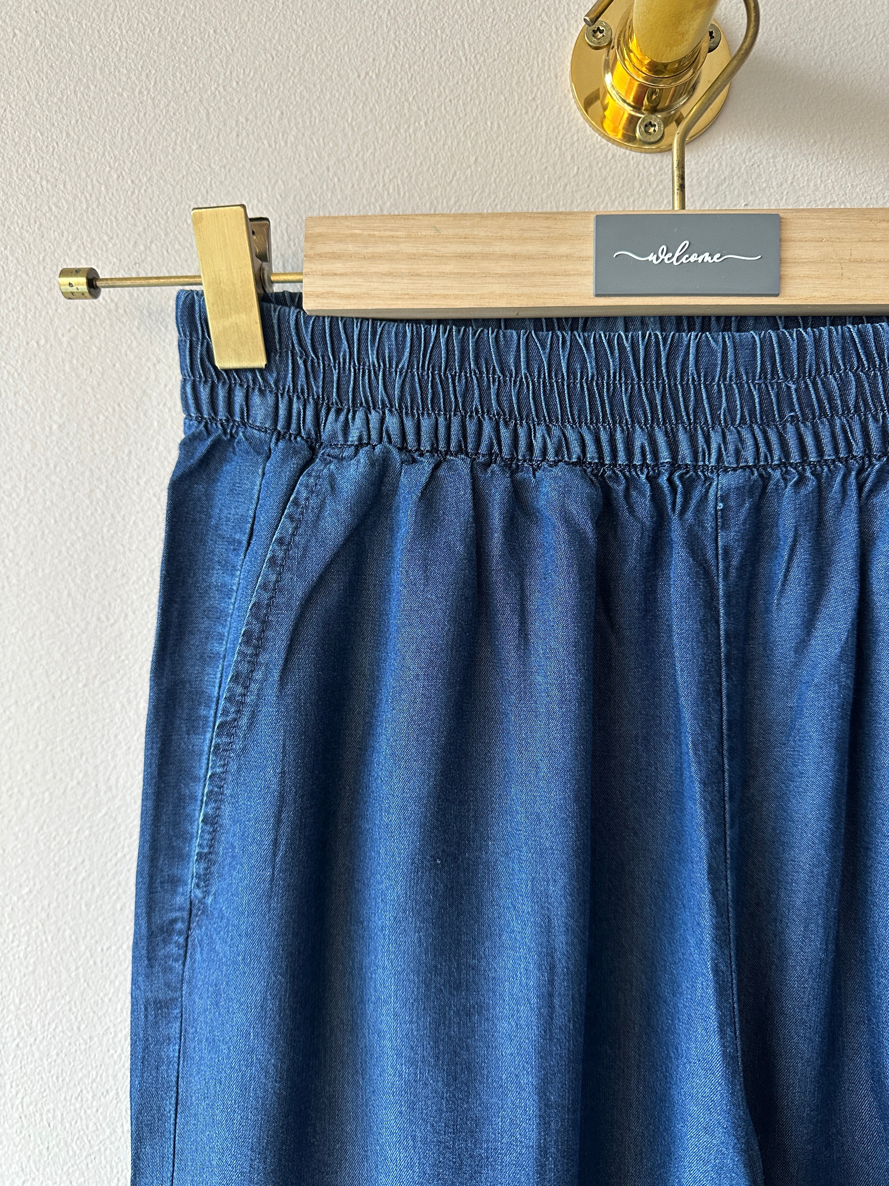 Rak croppad byka i jeans blåt med resår i midjan. 