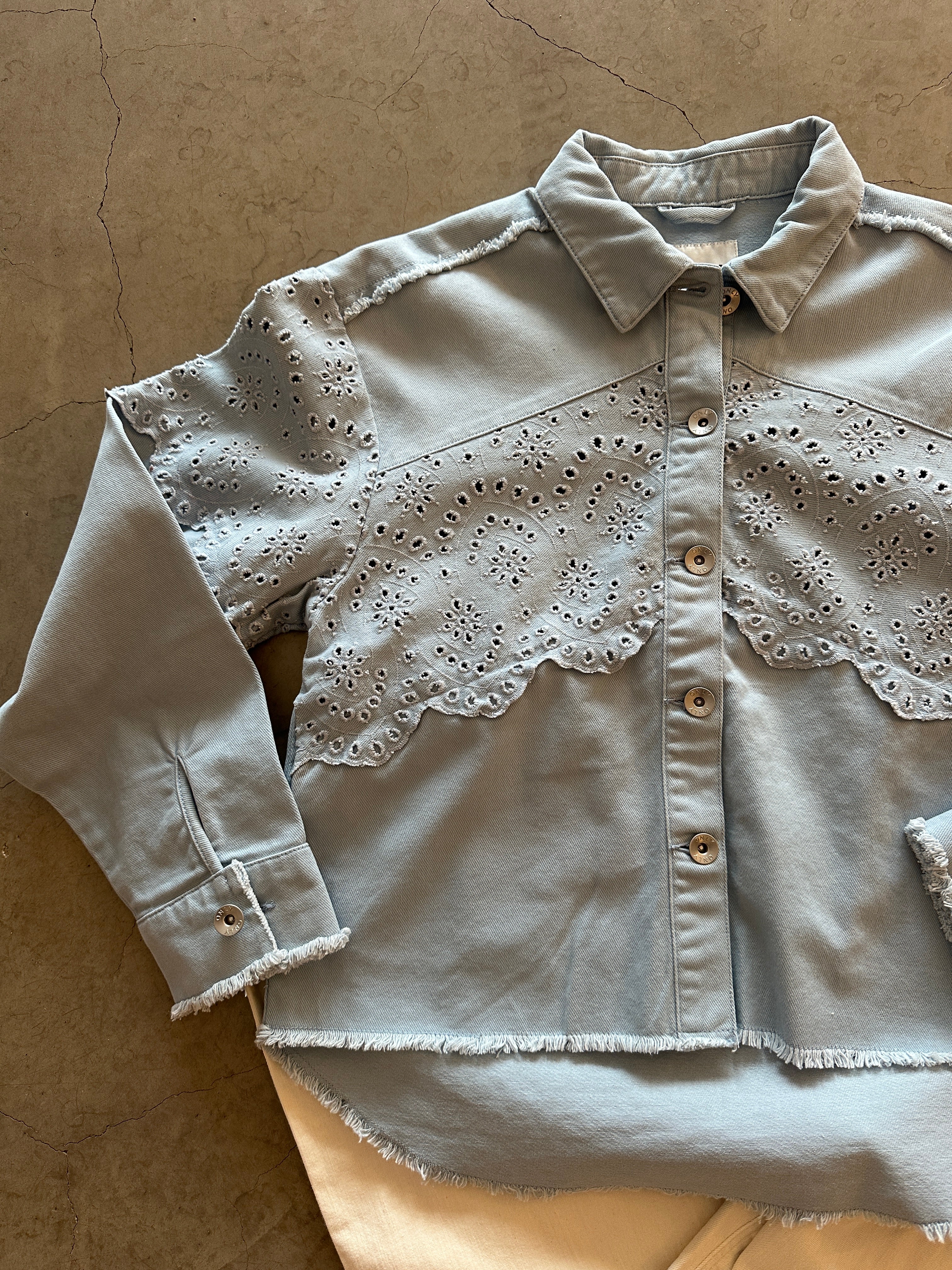 Onlelena Crochet Jacket Soft Chambray. Jacka med spets detaljer.