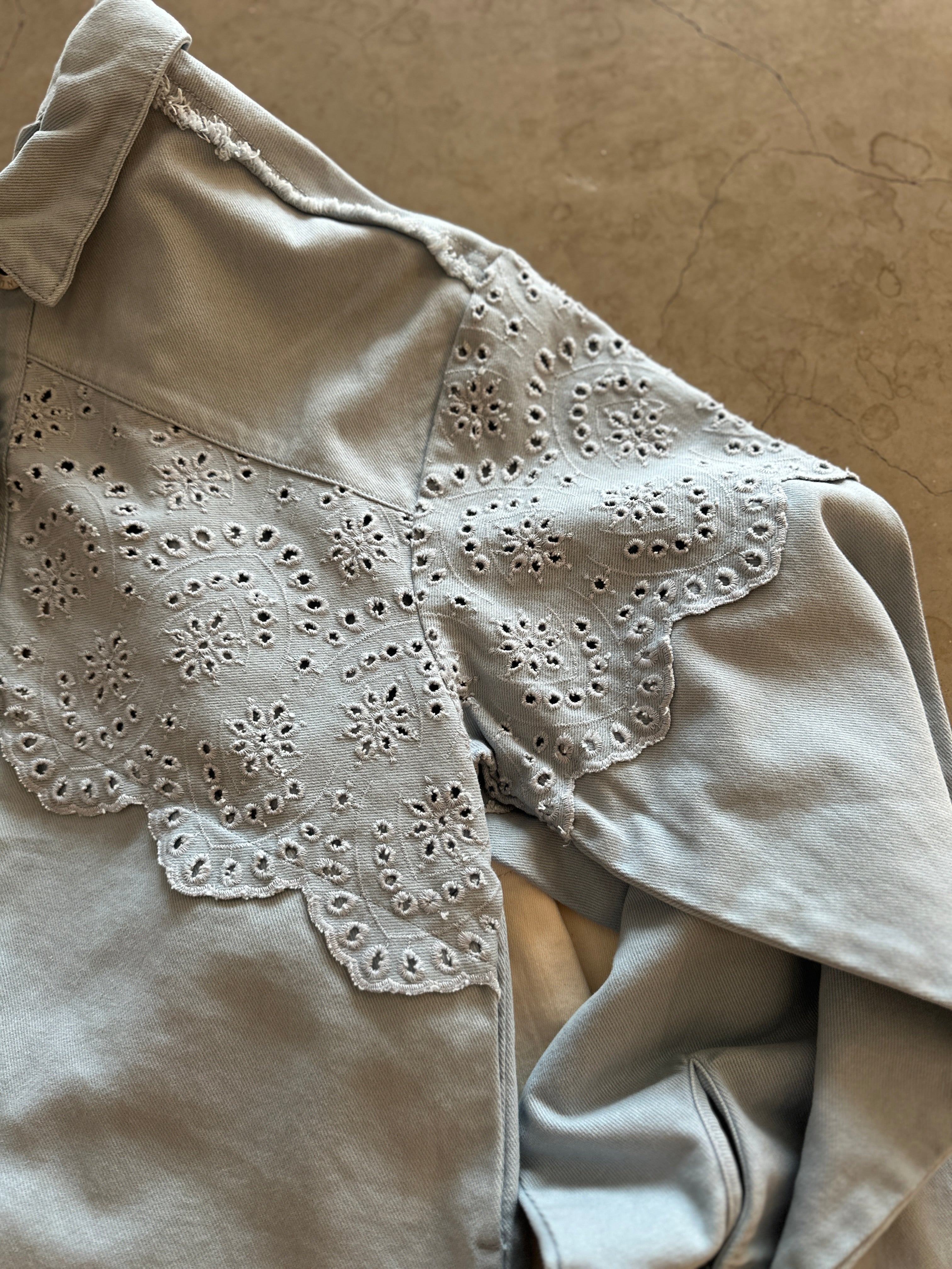 Onlelena Crochet Jacket Soft Chambray. Jacka med spets detaljer.