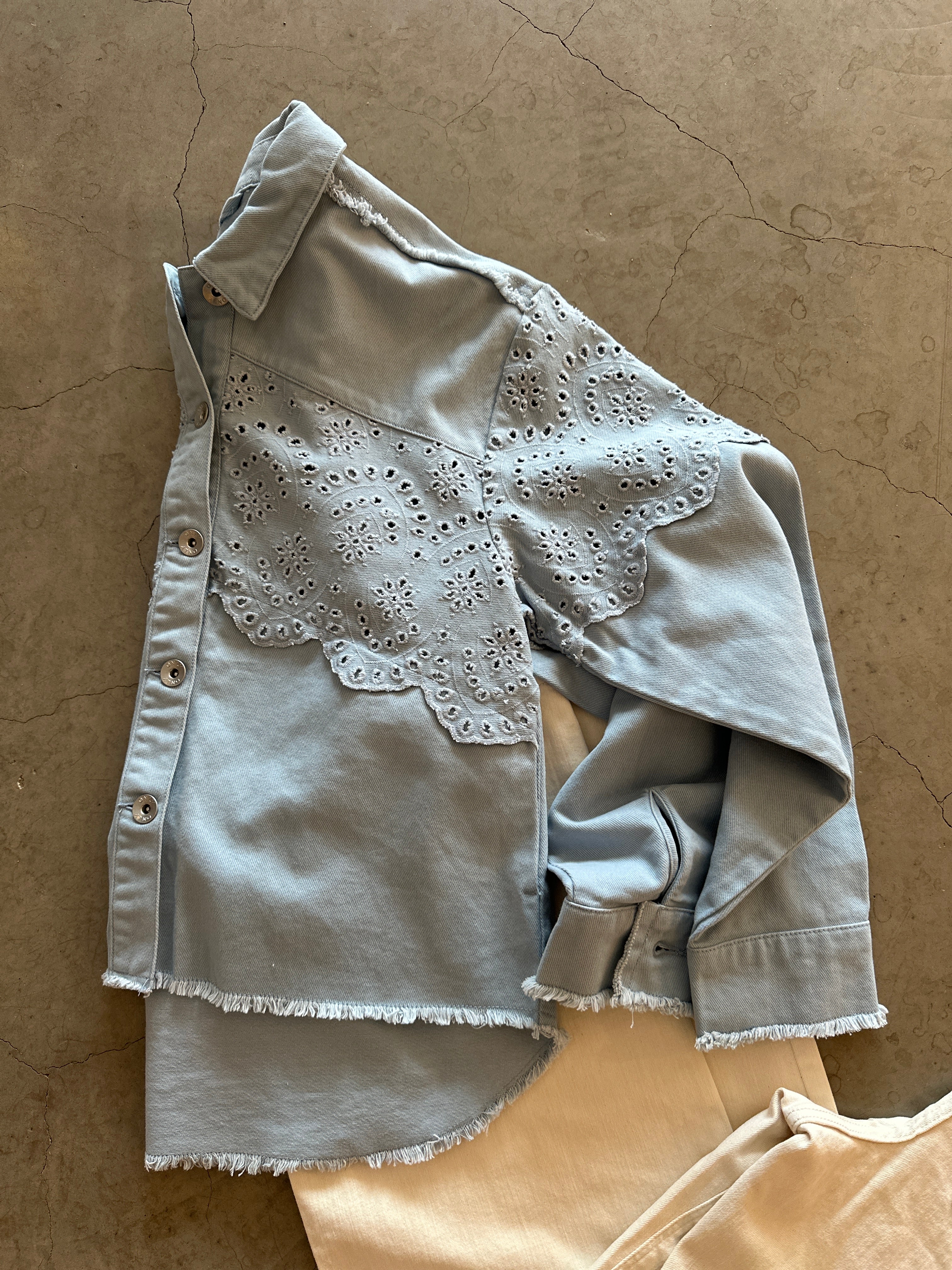 Onlelena Crochet Jacket Soft Chambray. Jacka med spets detaljer.
