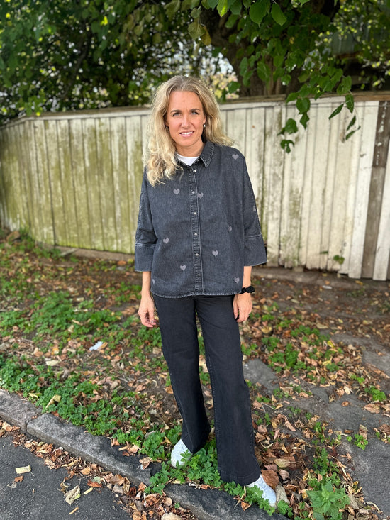 Onlgrace Heart Emb Shirt Washed Black Heart Emb
