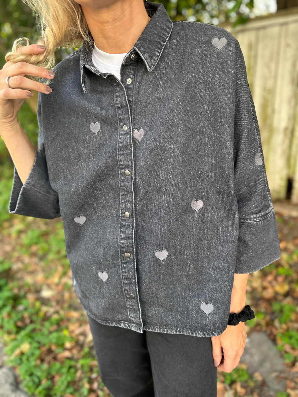 Onlgrace Heart Emb Shirt Washed Black Heart Emb