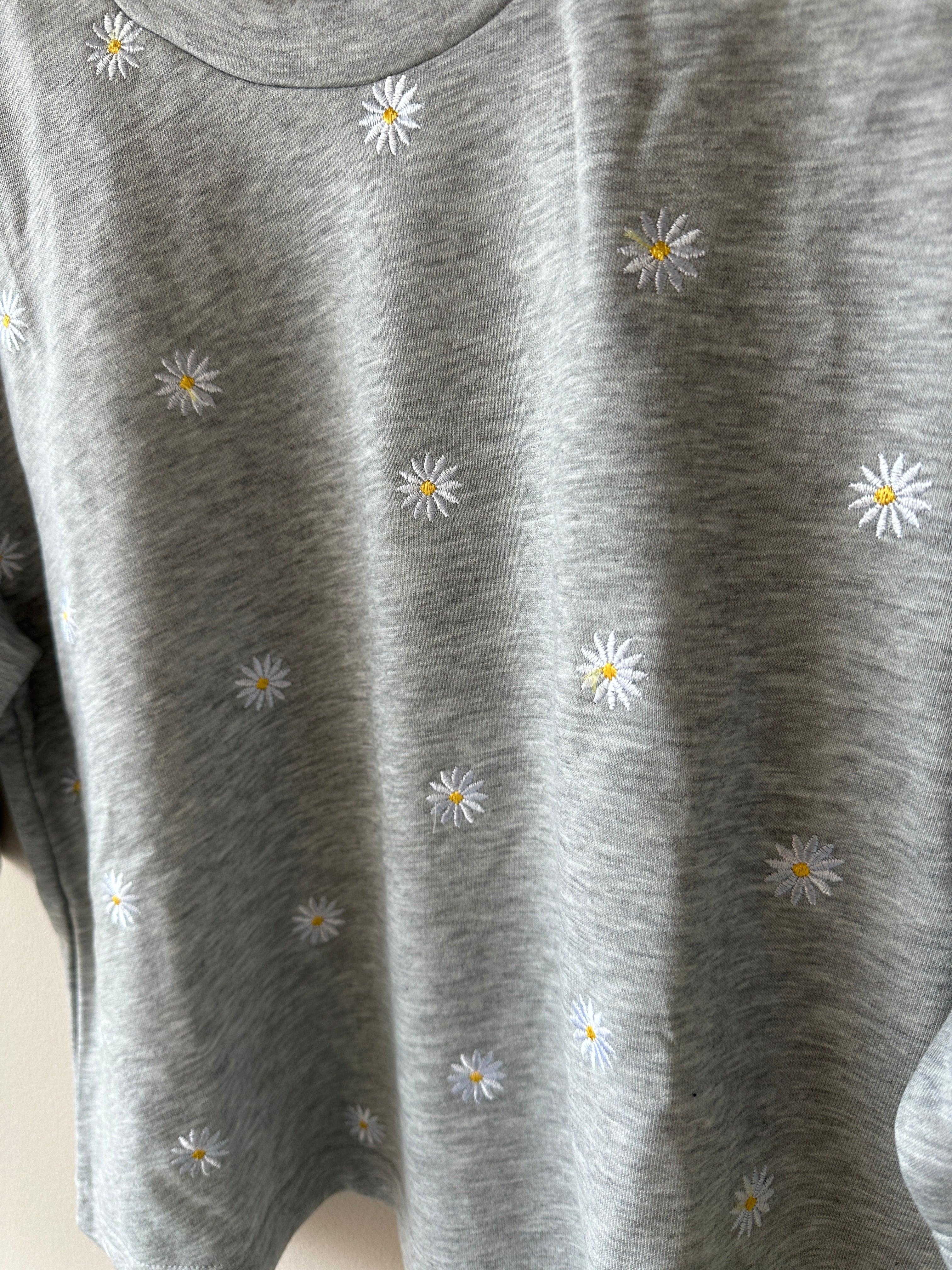 Sweatshirt med rund halsringning och 3/4 ärmar. Grå med vit/gula blommor.