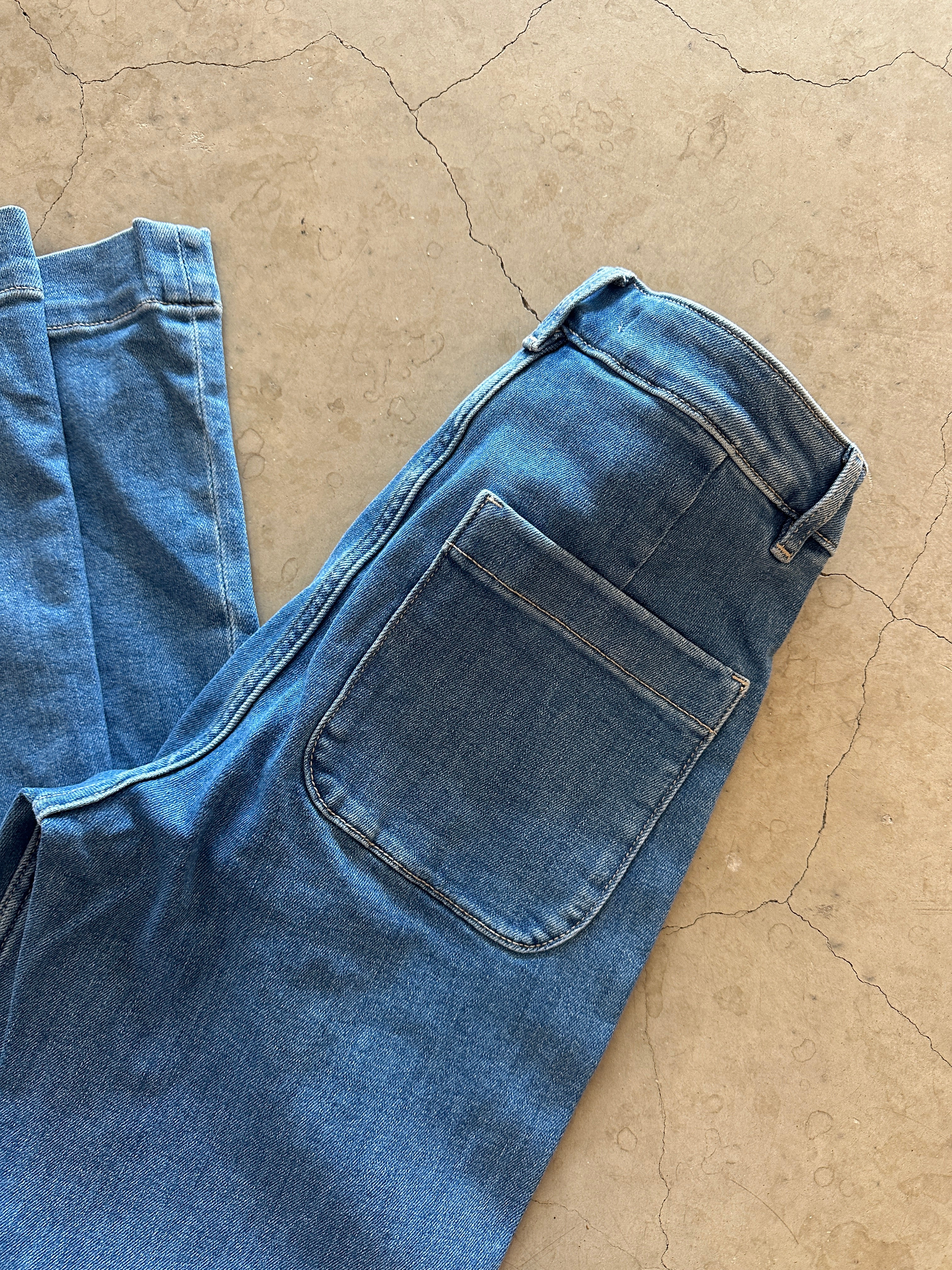 Onlmadison Hw Pocket Flared Light Blue Denim. Liggandes vikta på golvet.