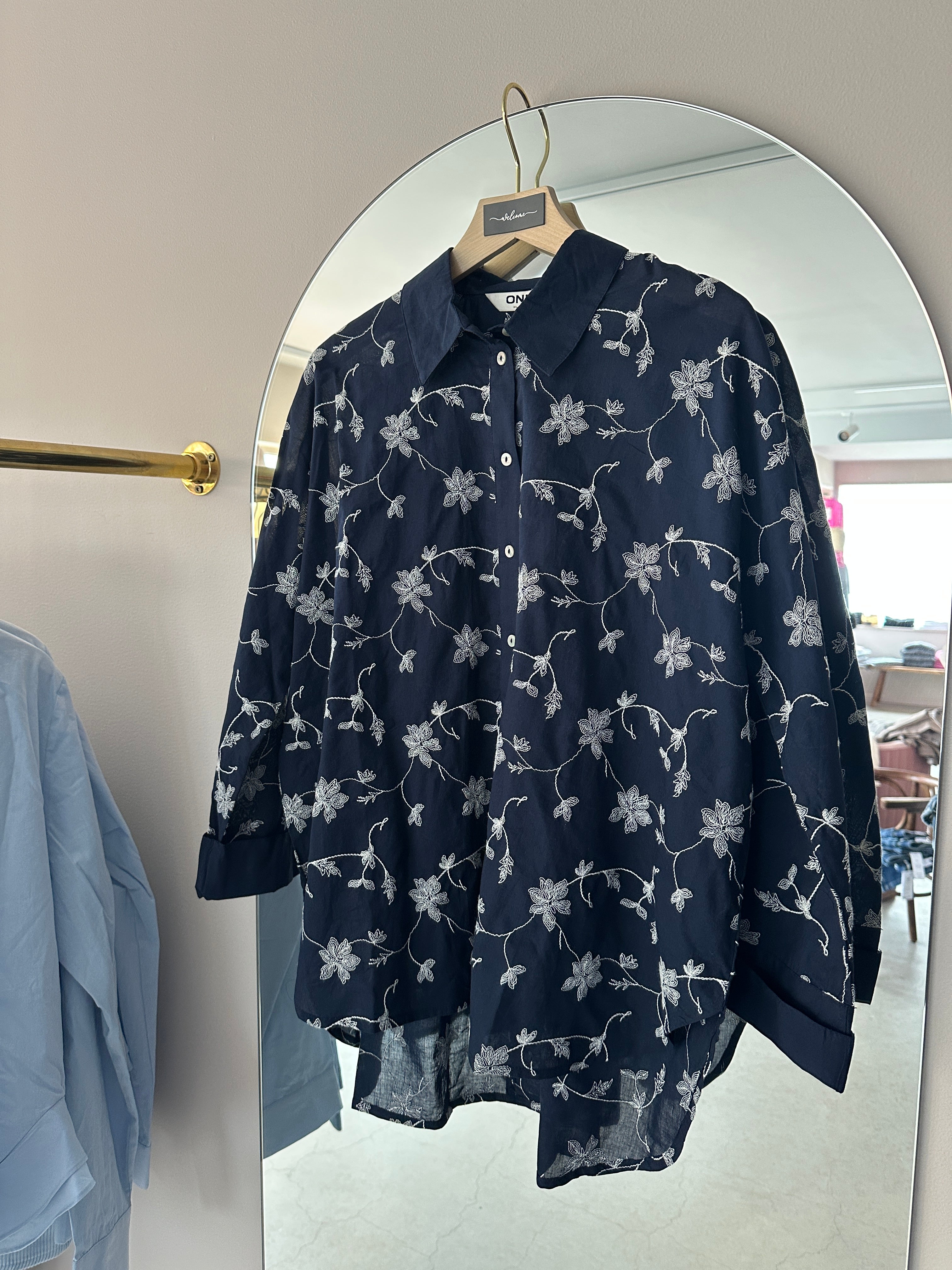 Onlnew Lina Grace Long Sleeve Emb Shirt Navy Blazer Embroidery. Mörkblå oversize skjorta med brodyr. 