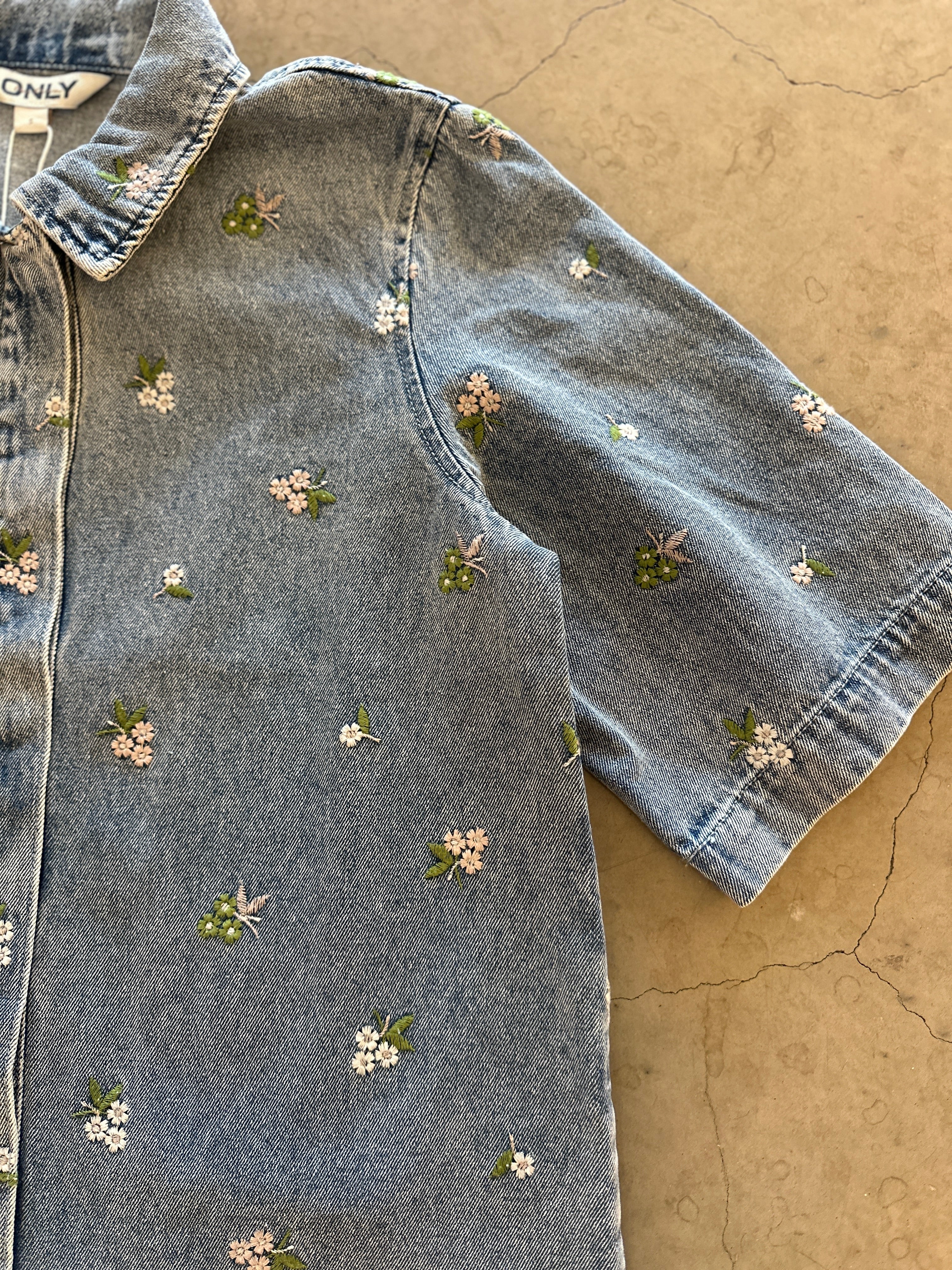 Onlvera Belle Short Sleeve Flower Dress Yor Light Blue Denim Flower Emb. Blommig jeans klänning med korta ärmar.