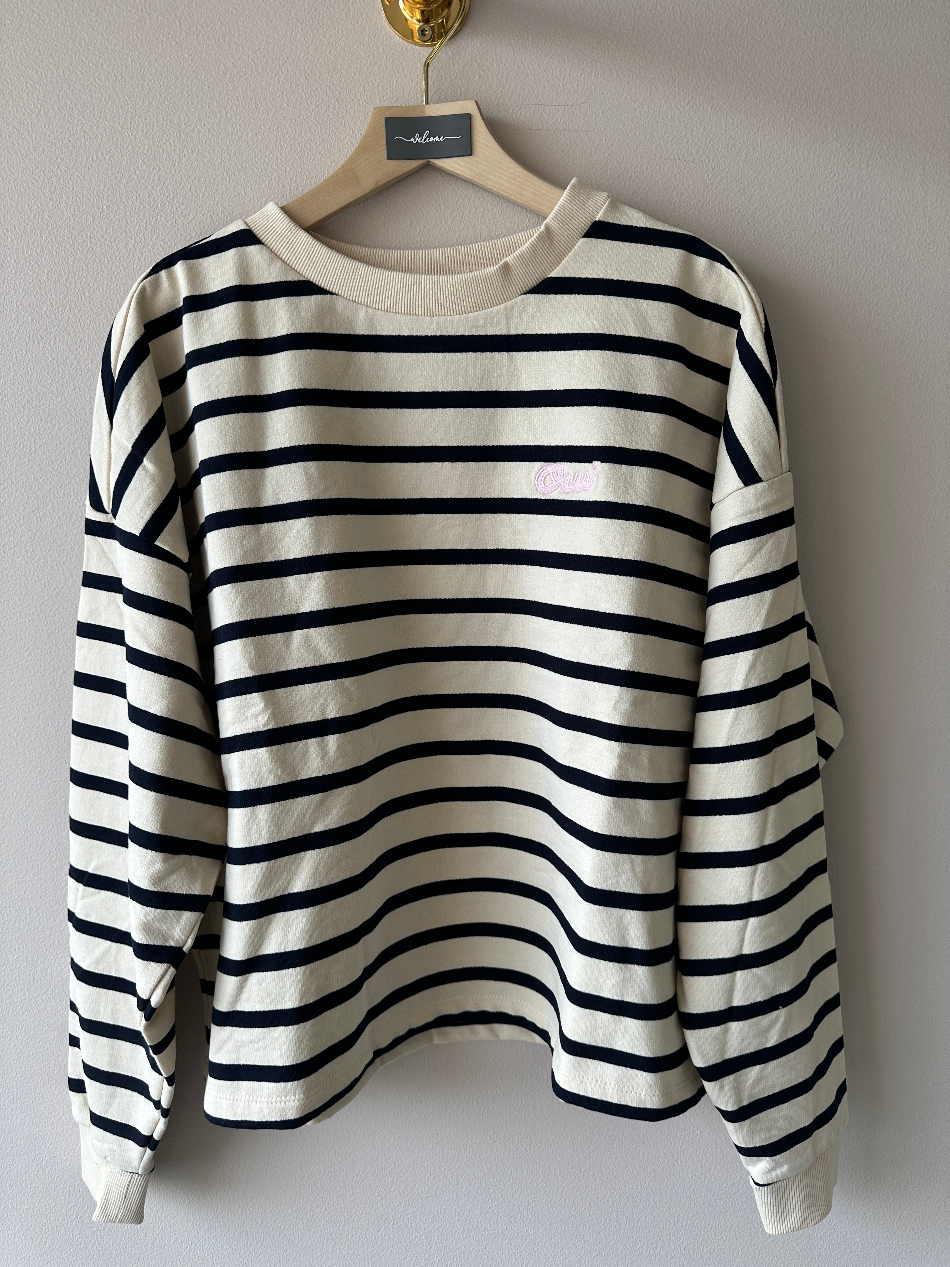 Randig sweatshirt med en boxig siluett och rak passform.