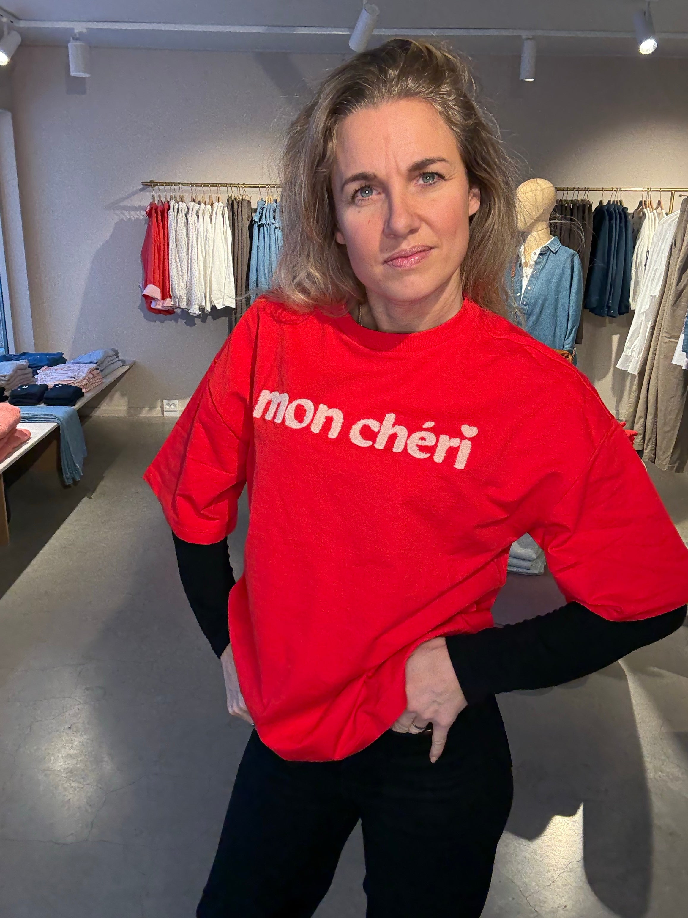 Pannasz Ss Sweatshirt Fiery Red - Fiery red sweatshirt topp with white "mon chéri" print and relaxed fit. - BECCASIN STORE