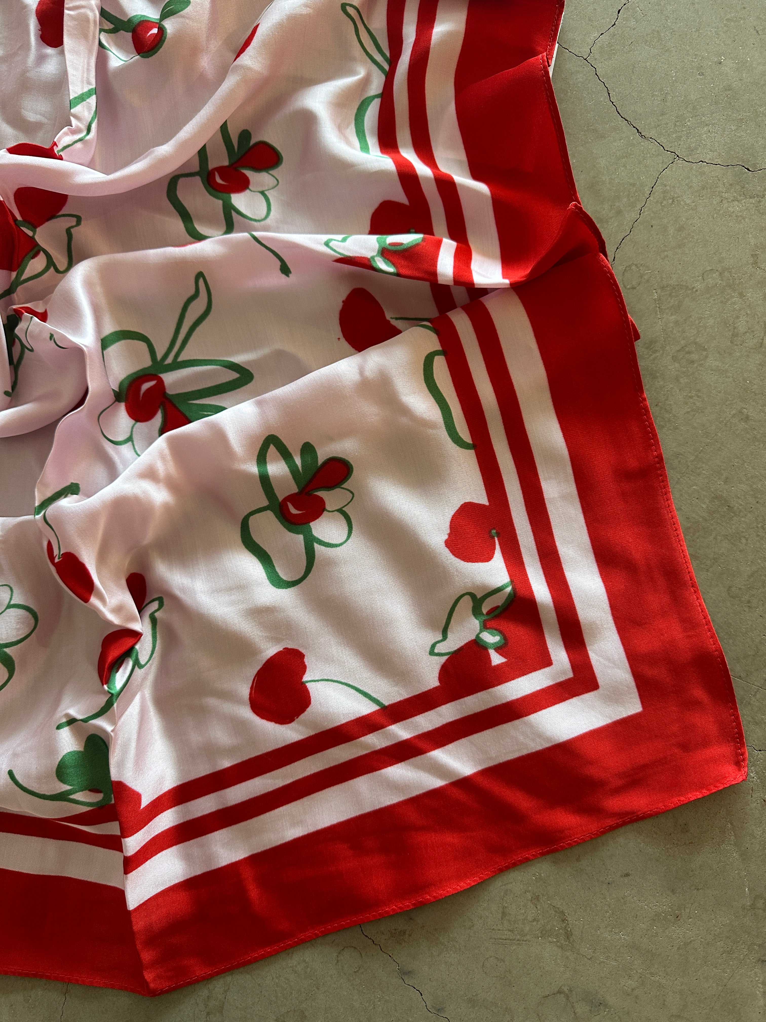 Pcjarina Square Scarf Adrenaline Rush Cherries. Röd rosa scarf med detaljer av körsbär.