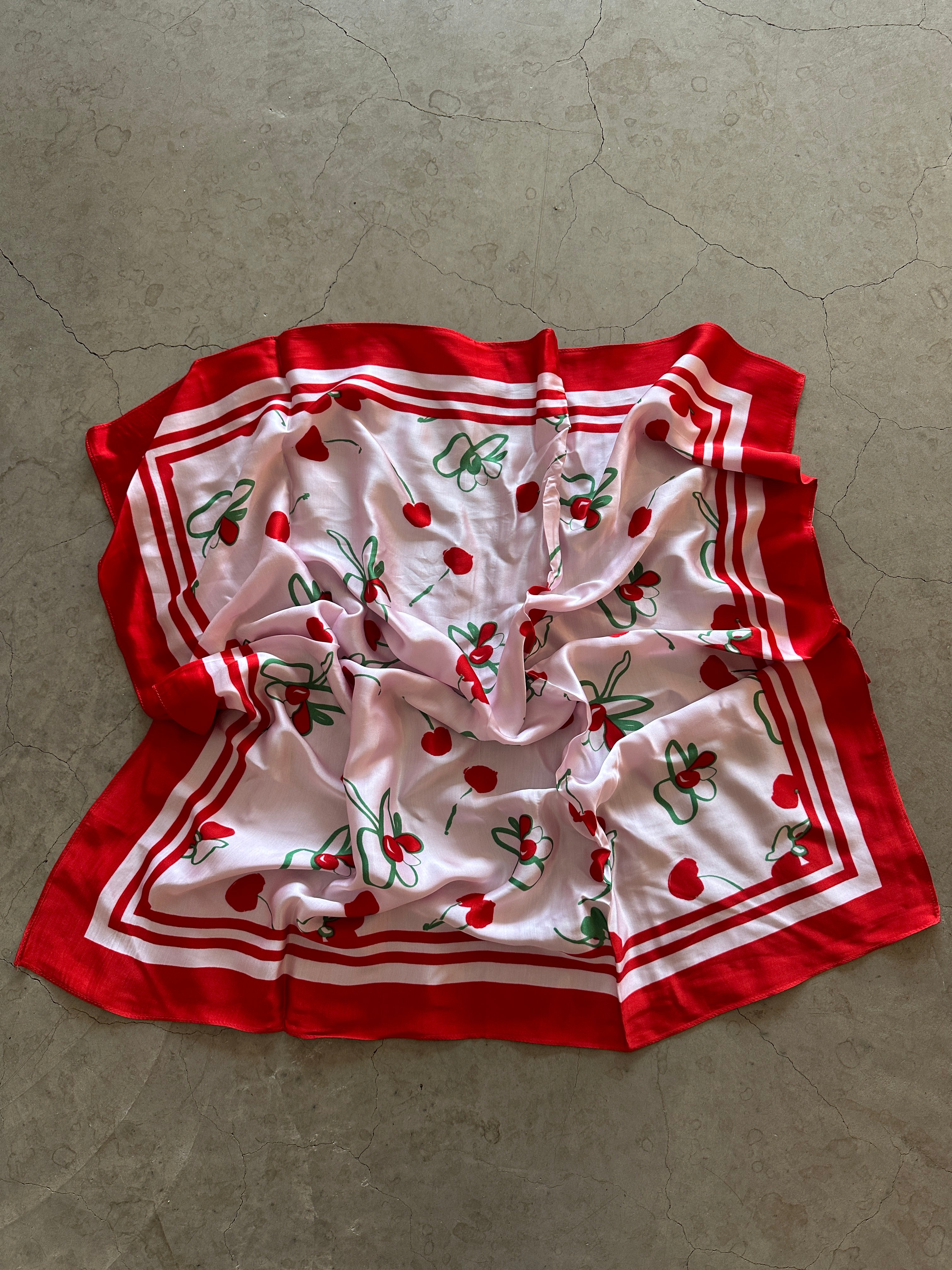 Pcjarina Square Scarf Adrenaline Rush Cherries. Röd rosa scarf liggandes lite skrynklad.