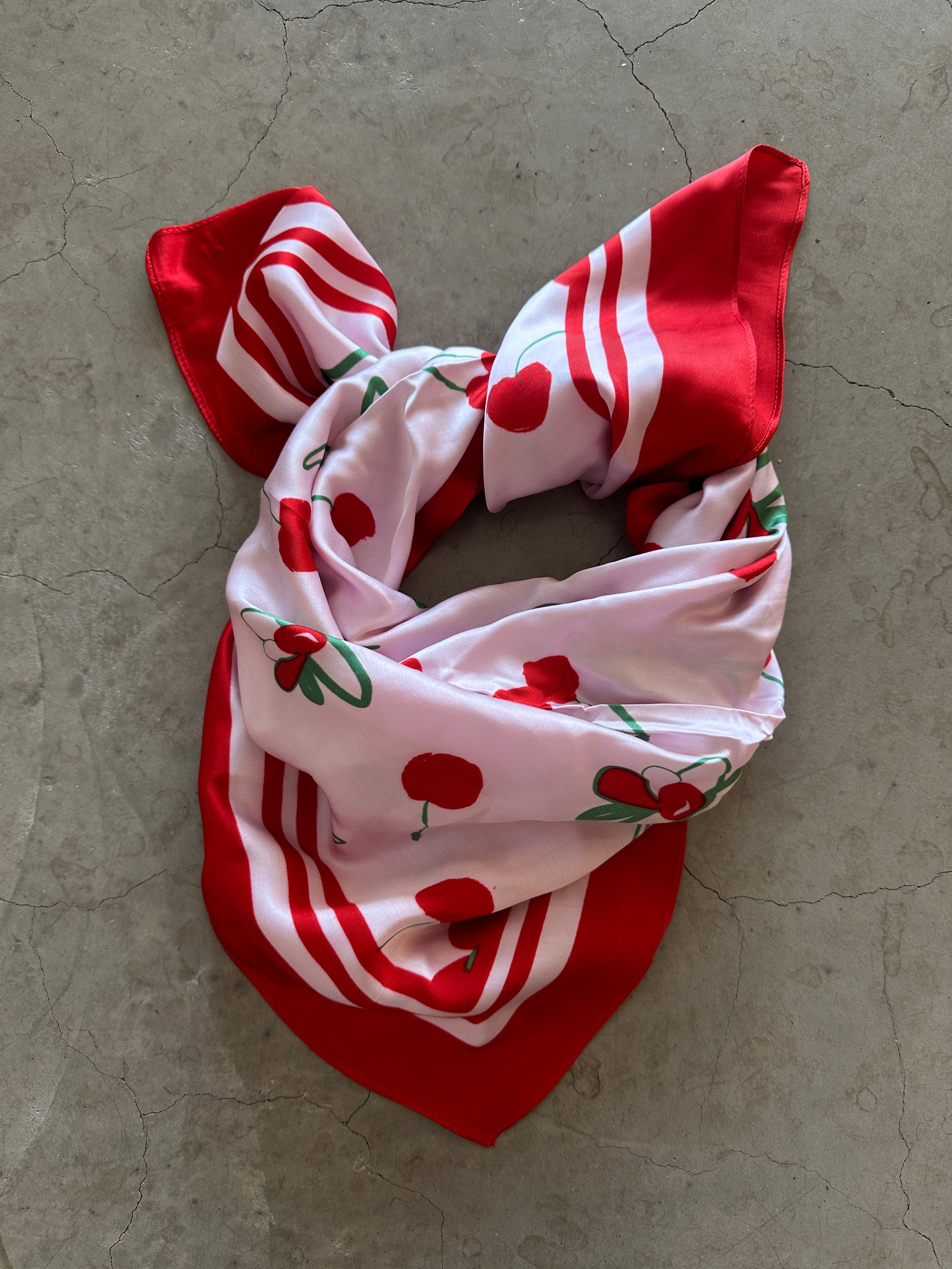 Pcjarina Square Scarf Adrenaline Rush Cherries. Röd rosa scarf liggandes knuten.