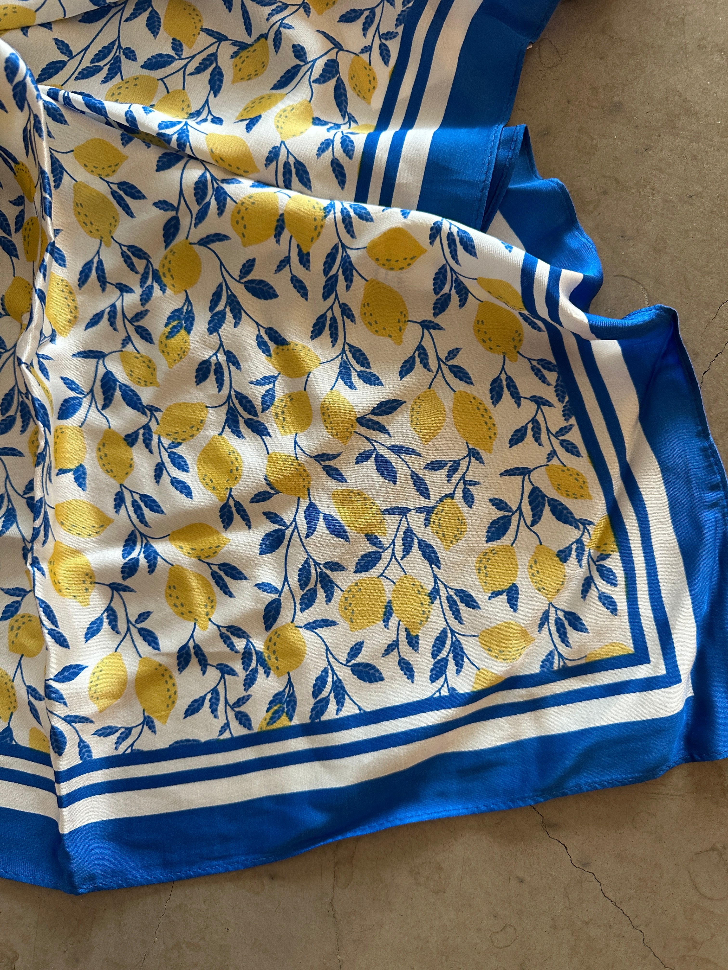 Pcjarina Square Scarf French Blue Lemons. Blå scarf med citroner på. 