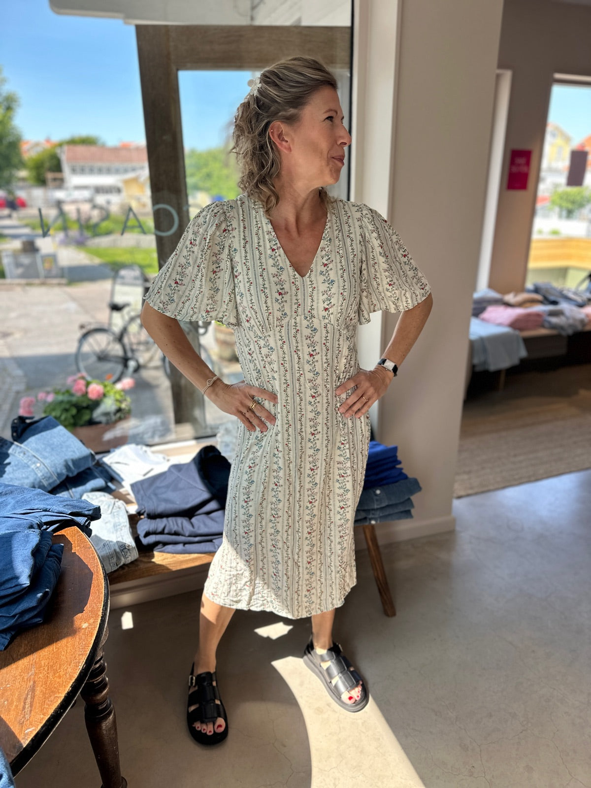 Pctaitlyn Short Sleeve V Neck Midi Dress Birch Striped Flower